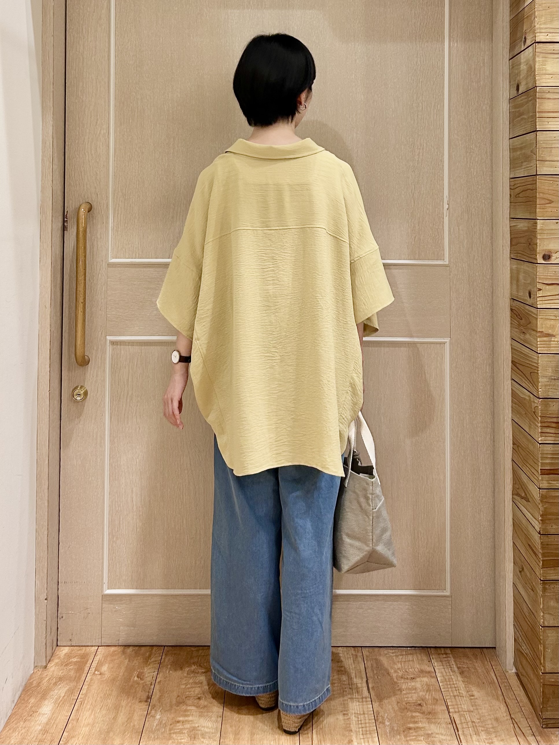 ちぐささんの「SHOO･LA･RUE｜【高レビュー/洗濯後しわになりにくい/体型カバー】きちんとゆるっと 大人の抜け感 ポンチョ風カラーシ」を使ったコーディネート