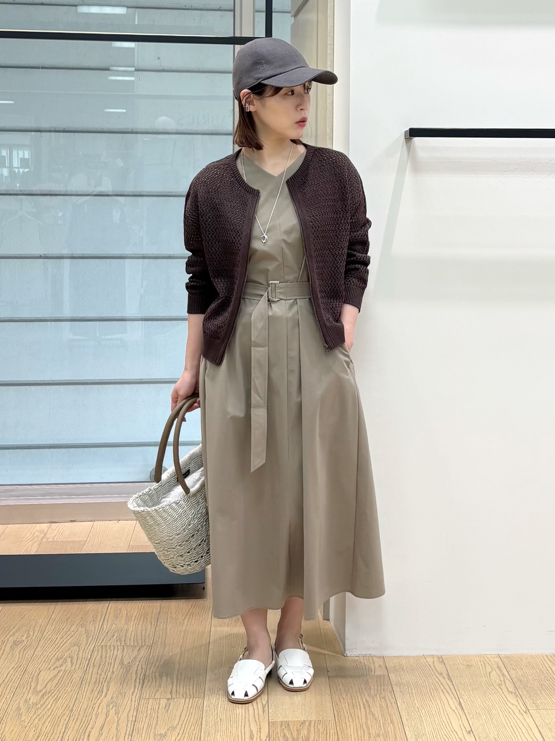 asamiさんの「INDIVI｜【撥水／UVケア／SETUP可能】軽量ベルト付きAラインワンピース」を使ったコーディネート