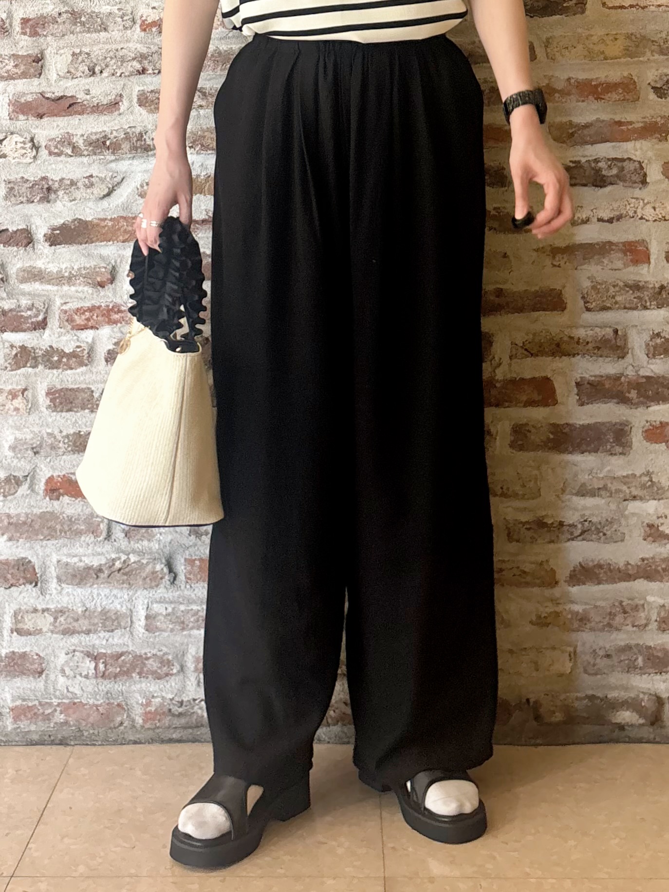しばさんの「THE SHOP TK｜ポジティブカラーが映える　バイオウォッシュバックギャザーシャツ」を使ったコーディネート