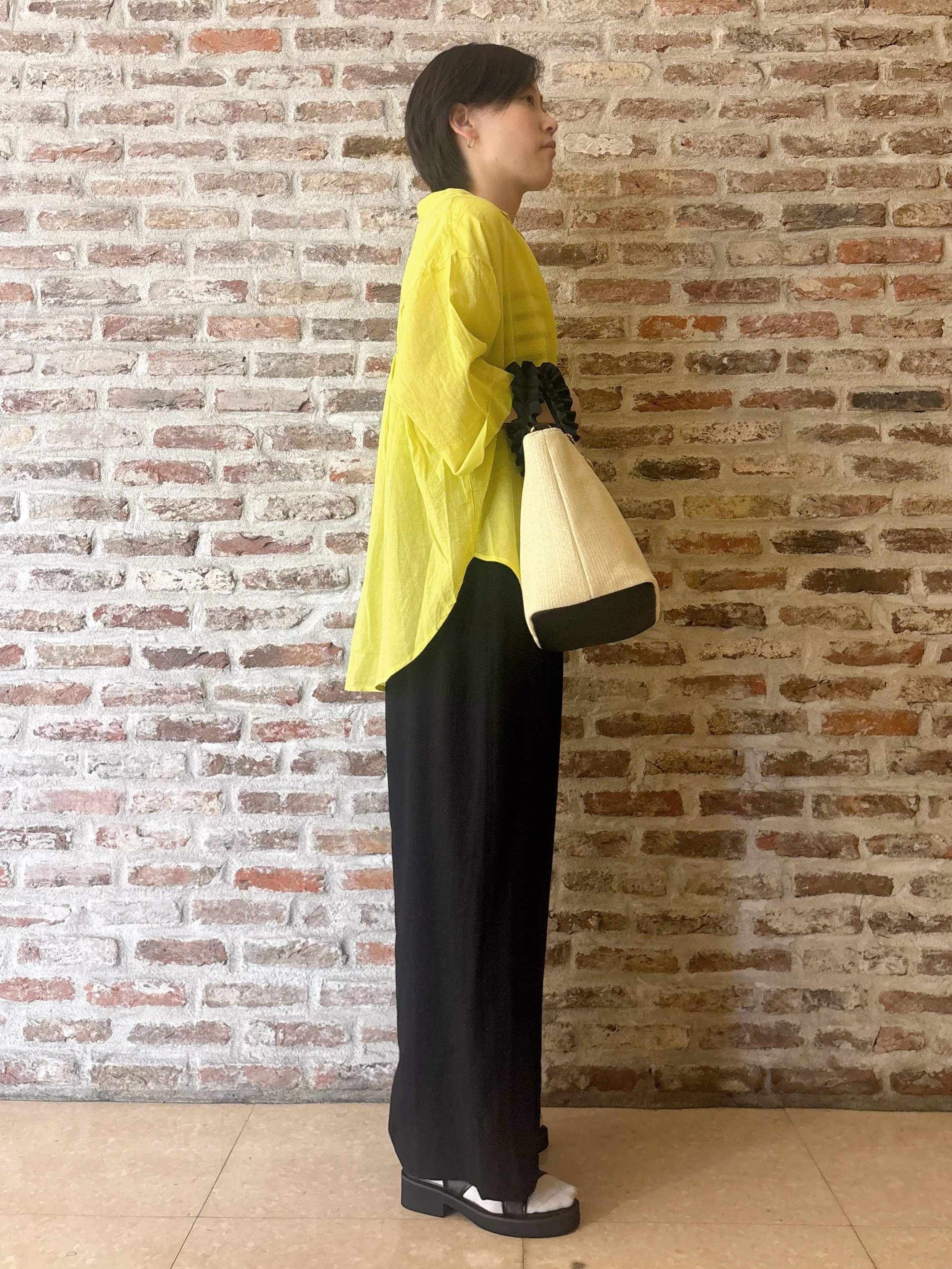 しばさんの「THE SHOP TK｜ポジティブカラーが映える　バイオウォッシュバックギャザーシャツ」を使ったコーディネート