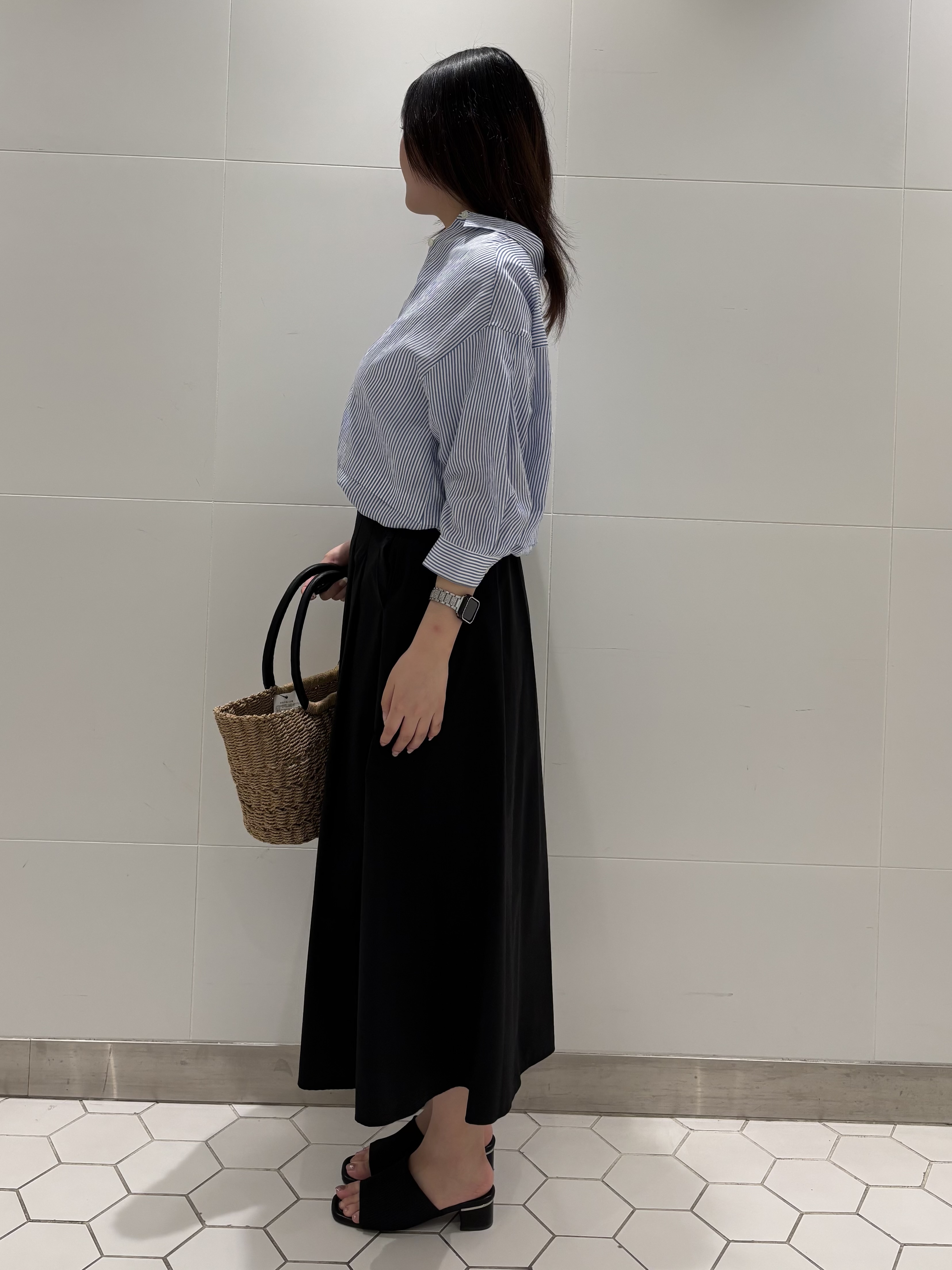 koharuさんの「INDIVI｜【接触冷感／洗える／2WAY】ドロスト付 シアーシャンブレーシャツ」を使ったコーディネート
