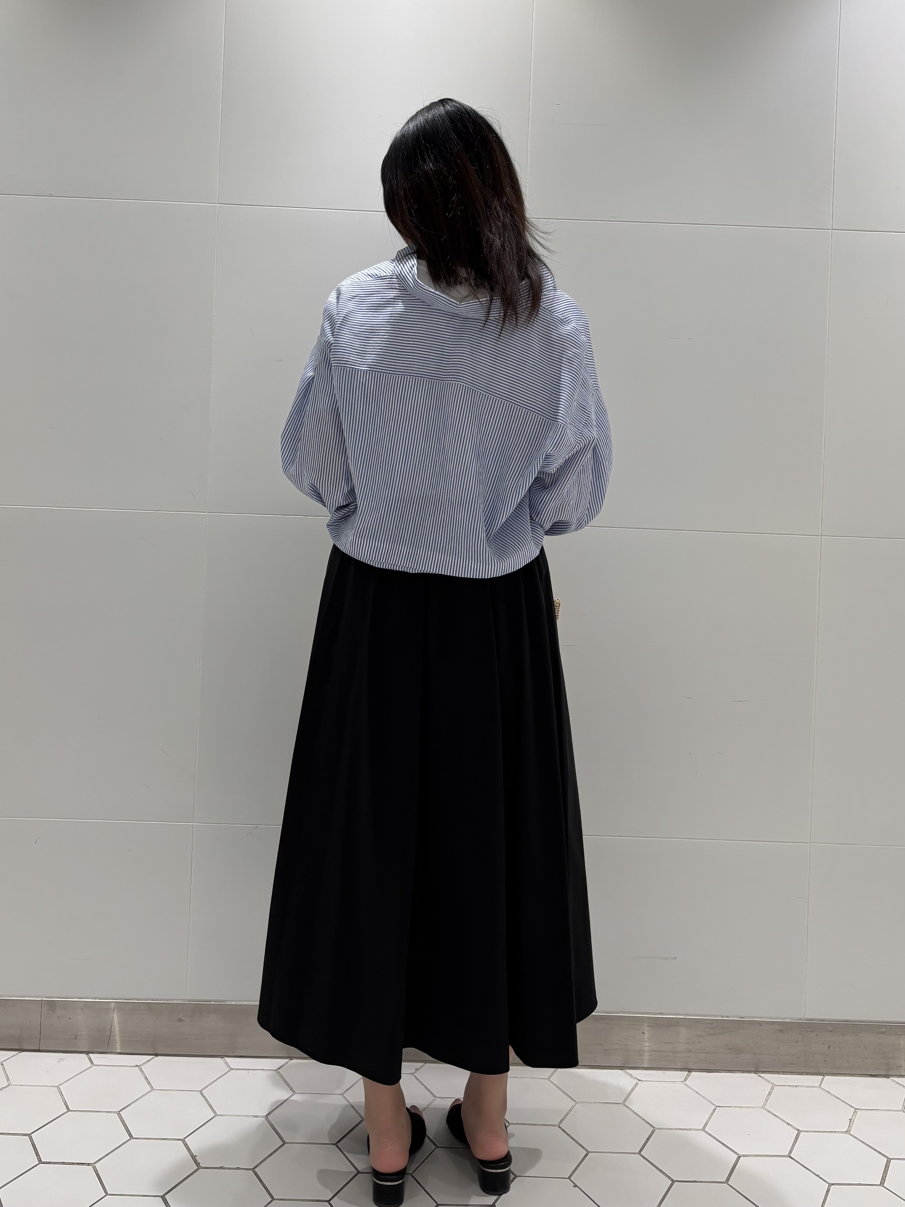 koharuさんの「INDIVI｜【接触冷感／洗える／2WAY】ドロスト付 シアーシャンブレーシャツ」を使ったコーディネート