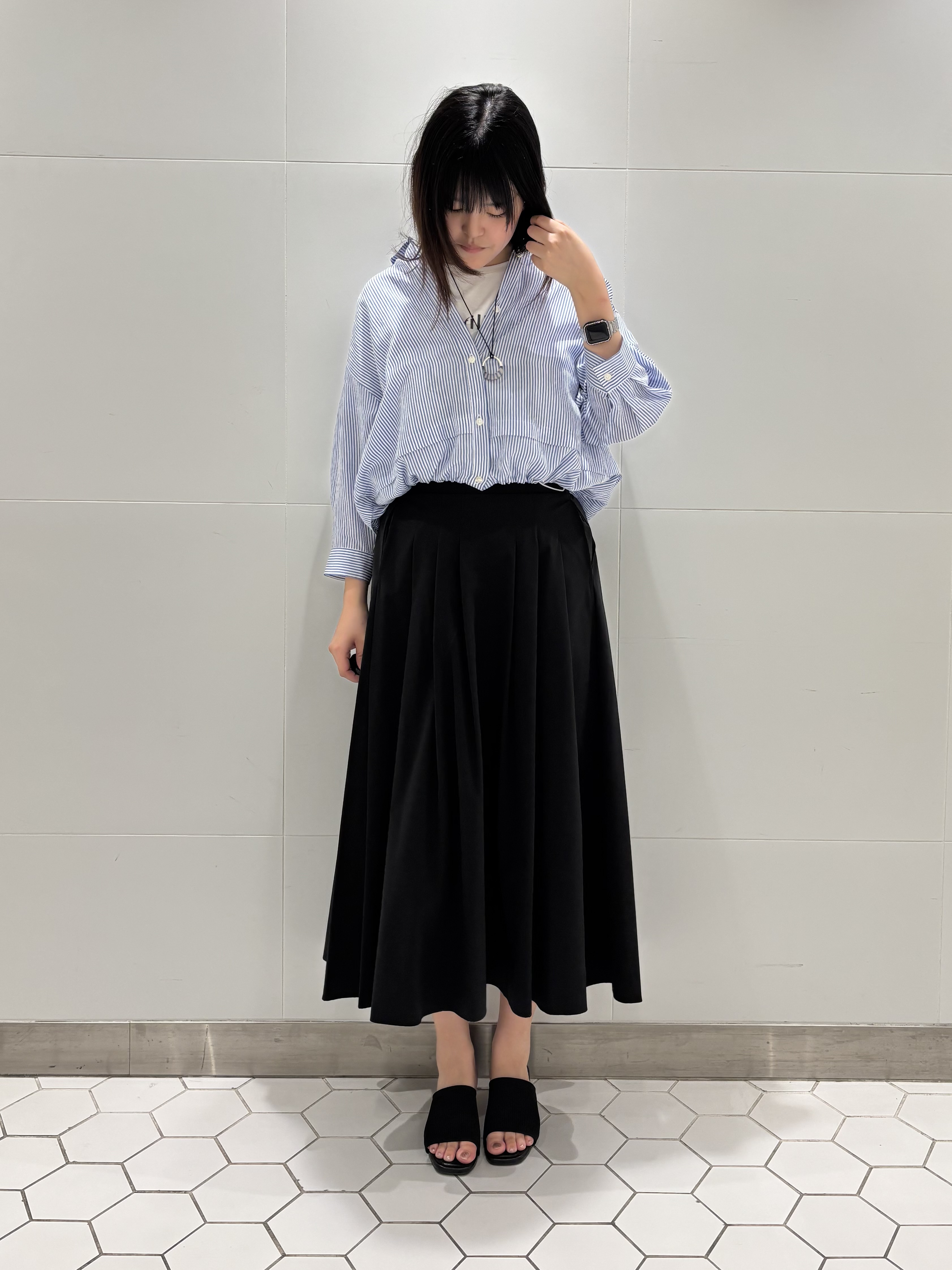 koharuさんの「INDIVI｜【接触冷感／洗える／2WAY】ドロスト付 シアーシャンブレーシャツ」を使ったコーディネート