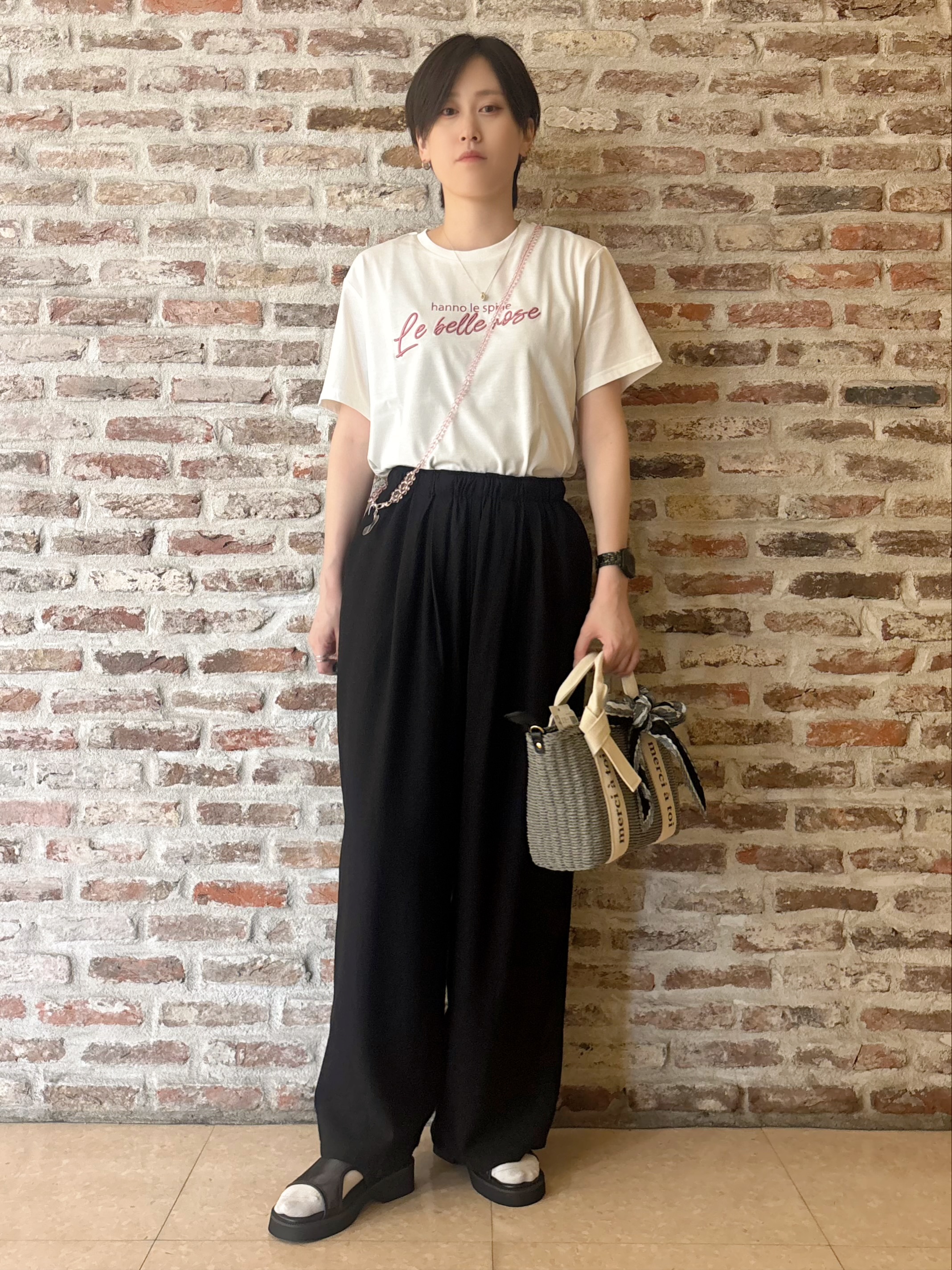 しばさんの「THE SHOP TK｜【ひんやりさらさら】ロゴアソートクルーネックTシャツ」を使ったコーディネート