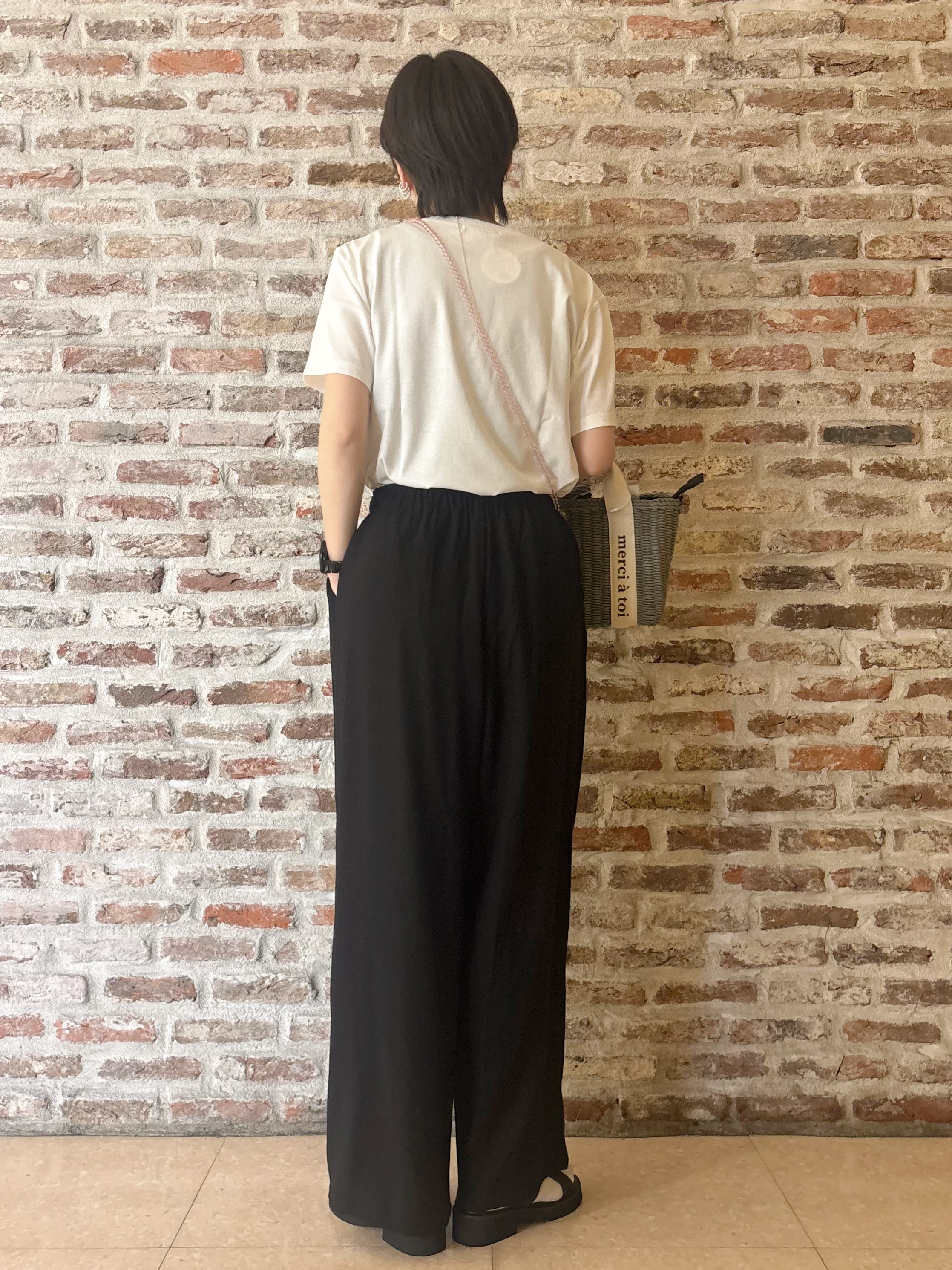 しばさんの「THE SHOP TK｜【ひんやりさらさら】ロゴアソートクルーネックTシャツ」を使ったコーディネート