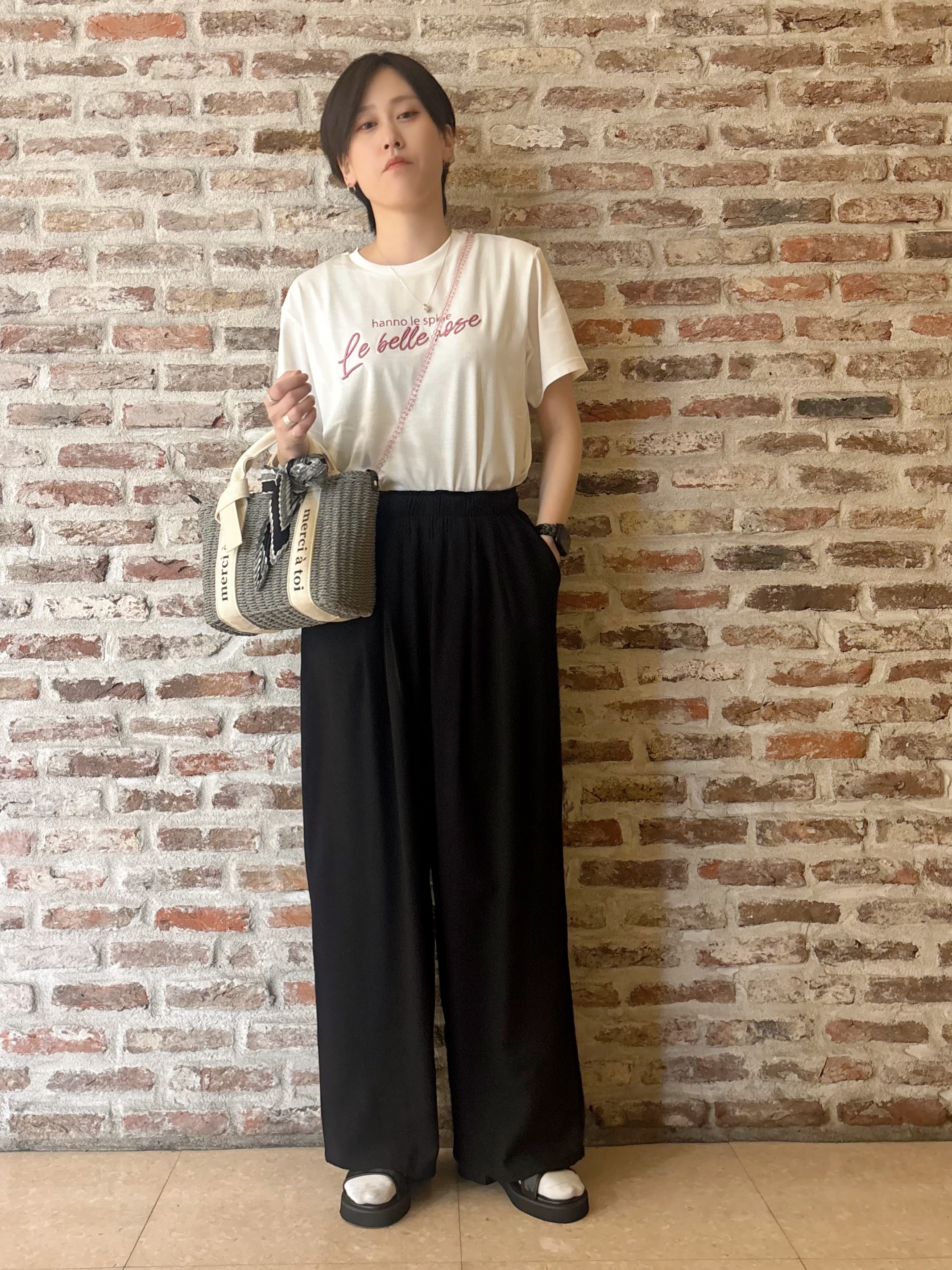 しばさんの「THE SHOP TK｜【ひんやりさらさら】ロゴアソートクルーネックTシャツ」を使ったコーディネート