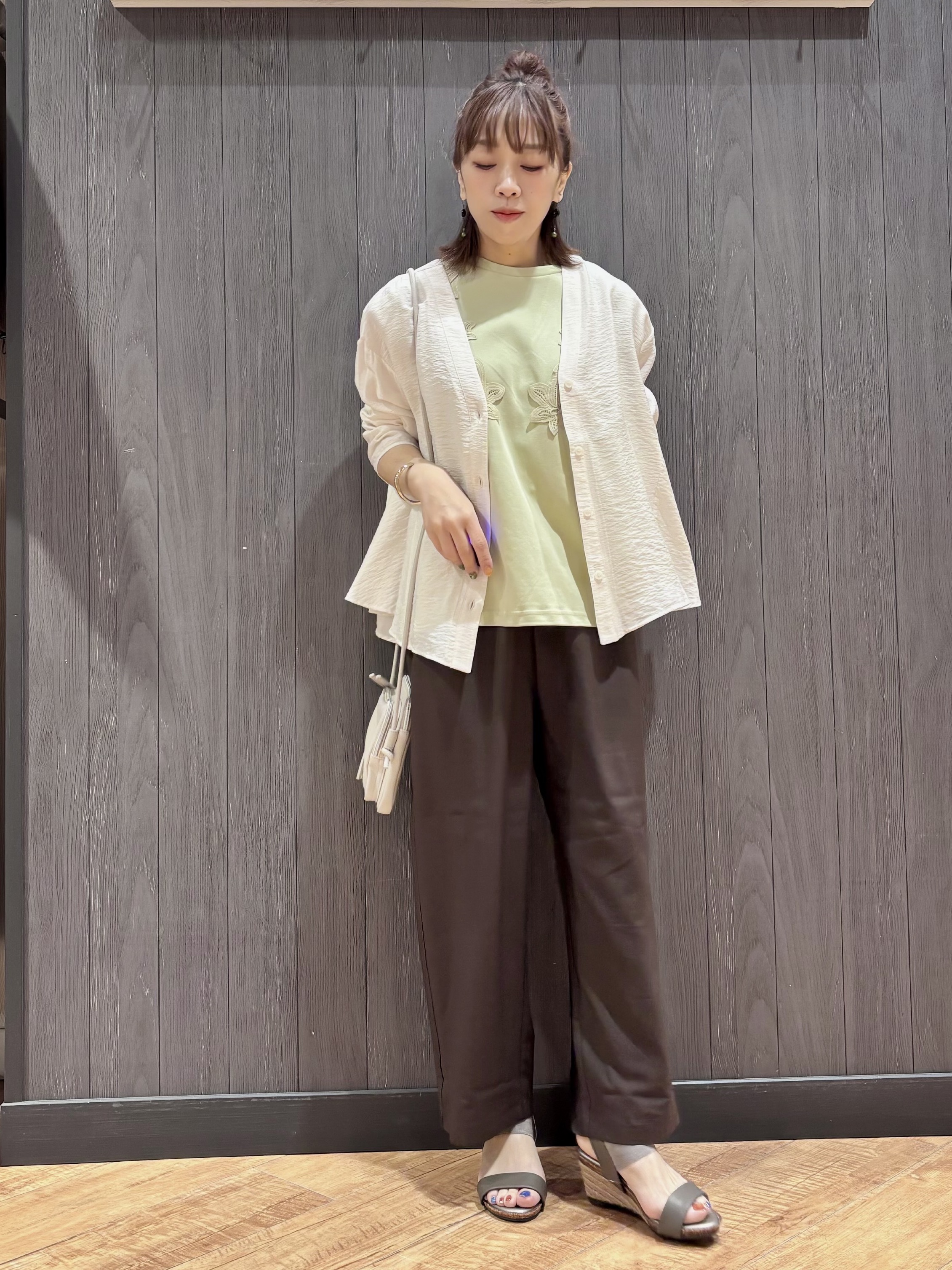 meiさんの「SHOO･LA･RUE｜【洗濯機可/S-LL】お顔周りすっきり 大人のシアーシャツカーディガン」を使ったコーディネート