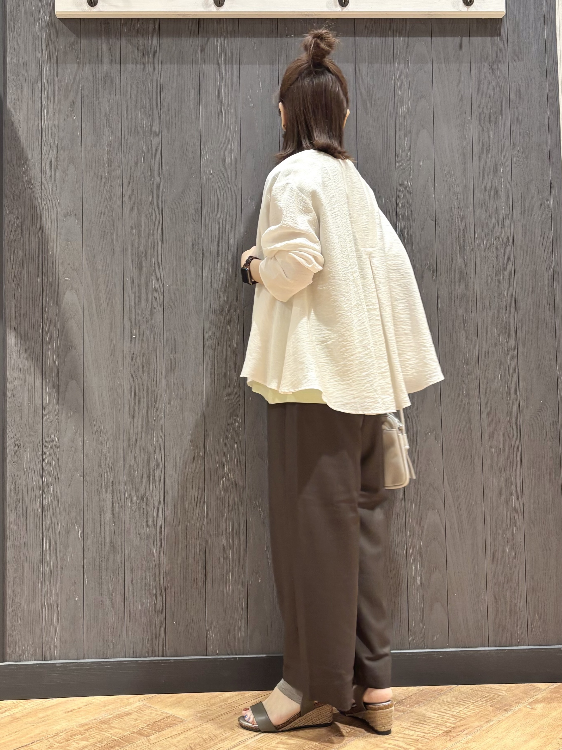 meiさんの「SHOO･LA･RUE｜【洗濯機可/S-LL】お顔周りすっきり 大人のシアーシャツカーディガン」を使ったコーディネート