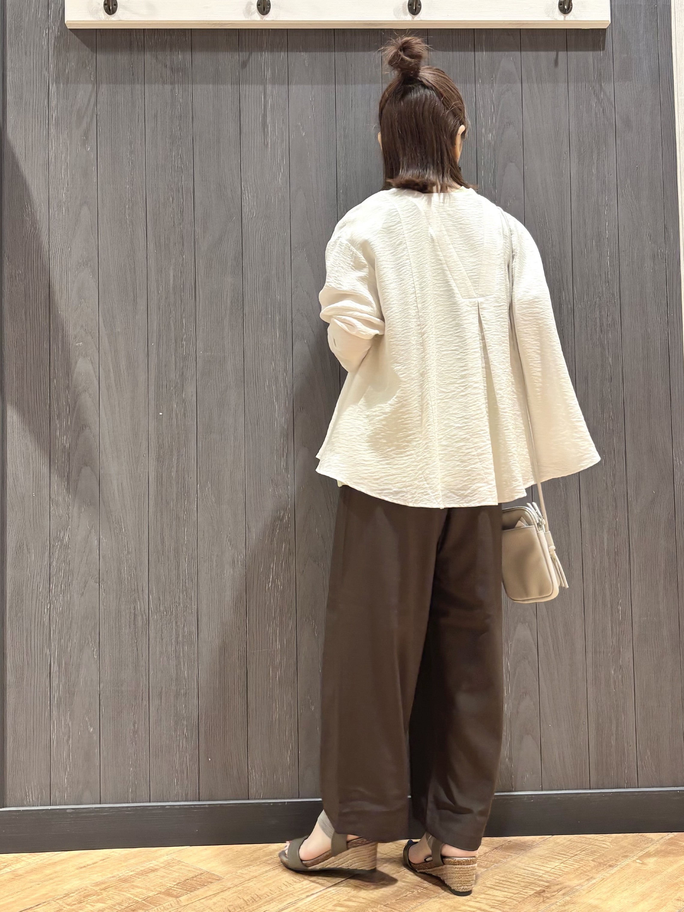 meiさんの「SHOO･LA･RUE｜【洗濯機可/S-LL】お顔周りすっきり 大人のシアーシャツカーディガン」を使ったコーディネート