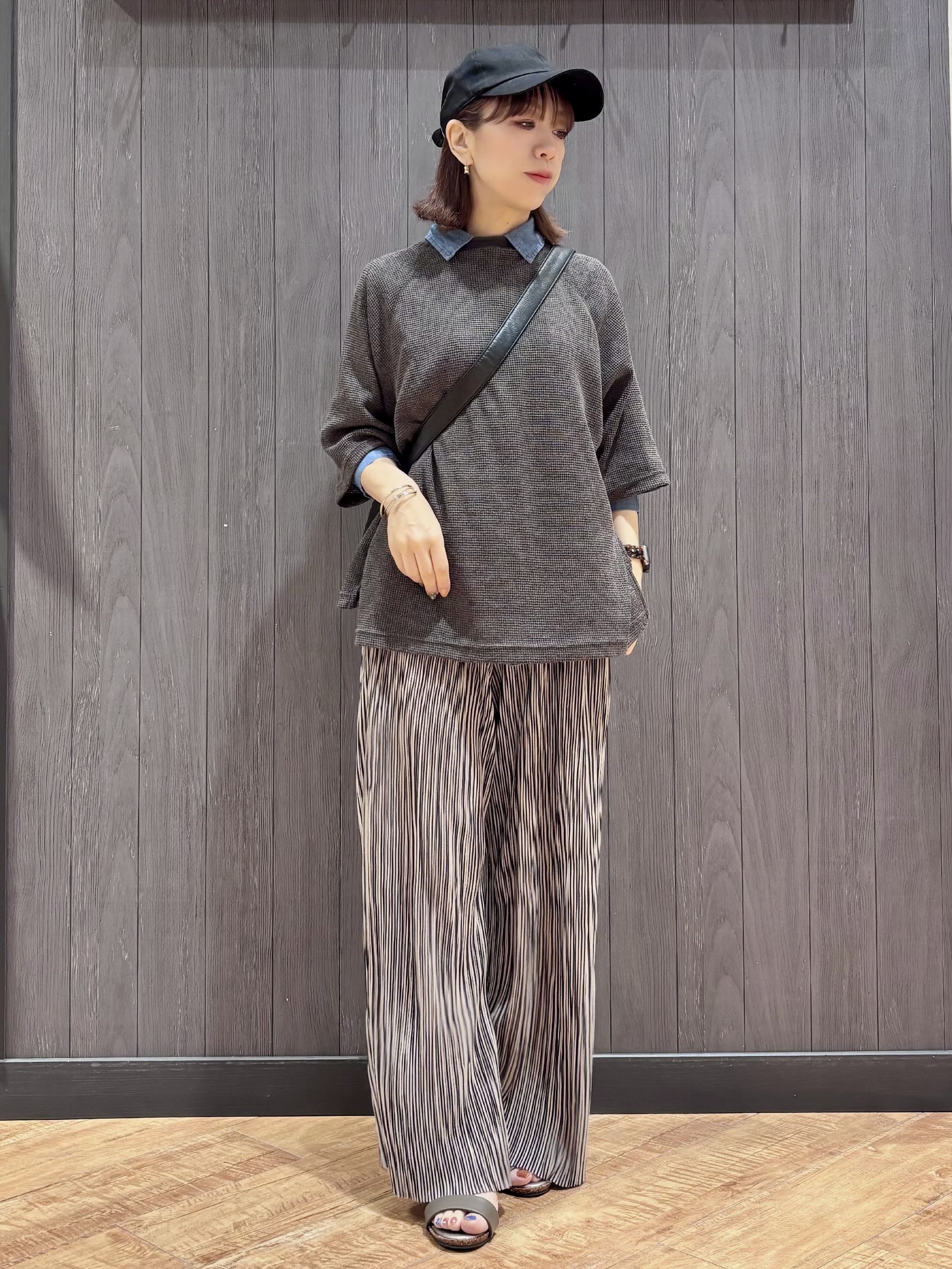 meiさんの「SHOO･LA･RUE｜【S-LL】シアーワッフル ラグラン5分袖ゆるTシャツ」を使ったコーディネート