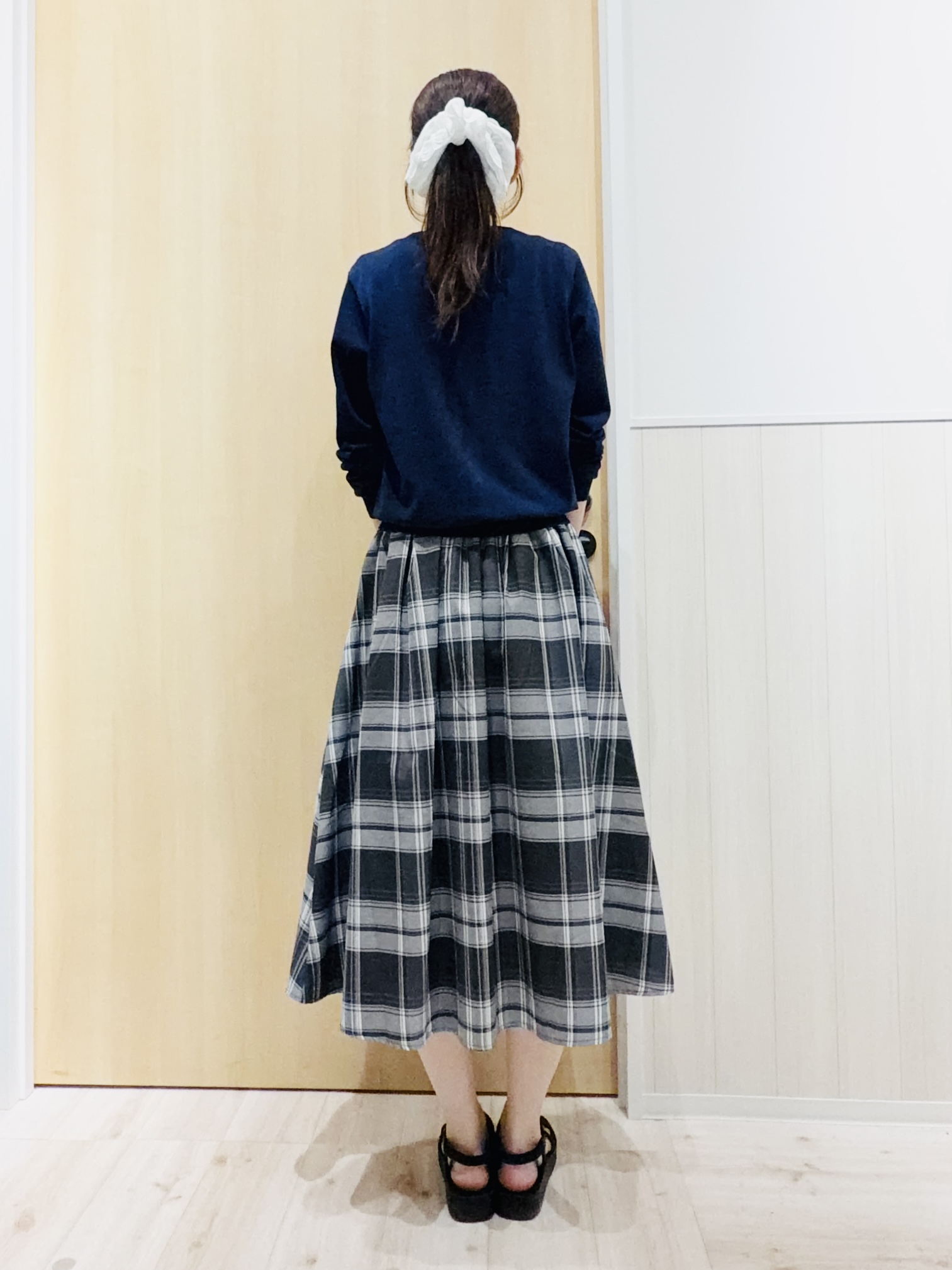 Naさんの「SHOO･LA･RUE｜【洗濯機可/UV/アンチピリング/S-LL】いろいろボタンが華やか クルーネックカーディガン」を使ったコーディネート