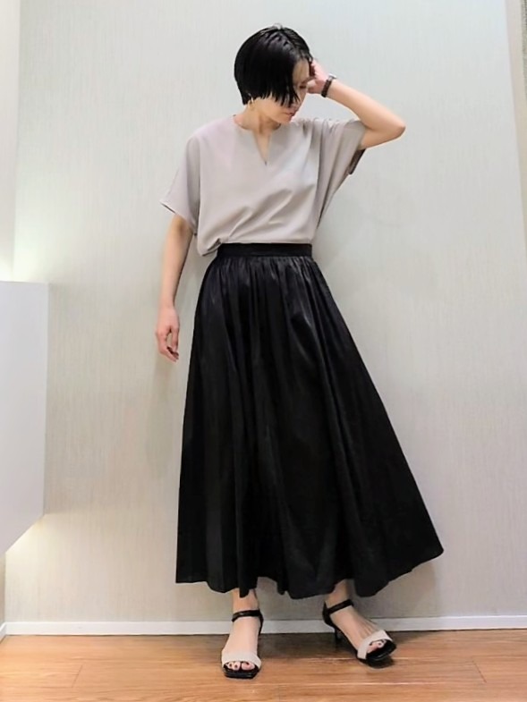 ミズタさんの「UNTITLED｜【UV/接触冷感/セットアップ可】リラクシーキーVネックブラウス」を使ったコーディネート