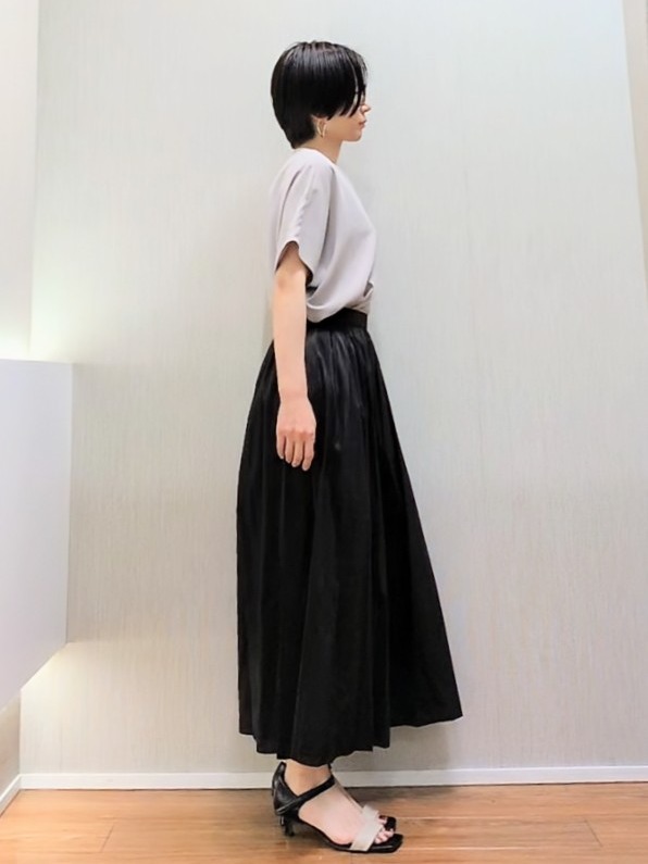 ミズタさんの「UNTITLED｜【UV/接触冷感/セットアップ可】リラクシーキーVネックブラウス」を使ったコーディネート