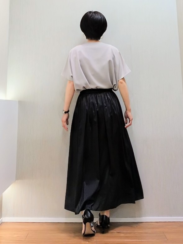 ミズタさんの「UNTITLED｜【UV/接触冷感/セットアップ可】リラクシーキーVネックブラウス」を使ったコーディネート