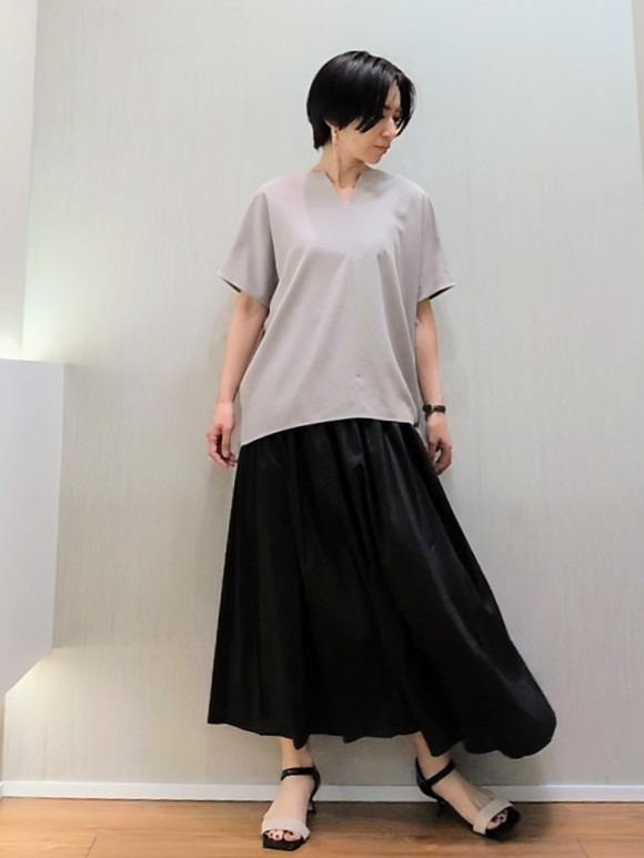 ミズタさんの「UNTITLED｜【UV/接触冷感/セットアップ可】リラクシーキーVネックブラウス」を使ったコーディネート