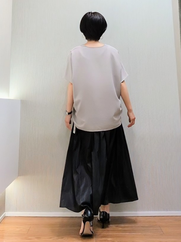 ミズタさんの「UNTITLED｜【UV/接触冷感/セットアップ可】リラクシーキーVネックブラウス」を使ったコーディネート