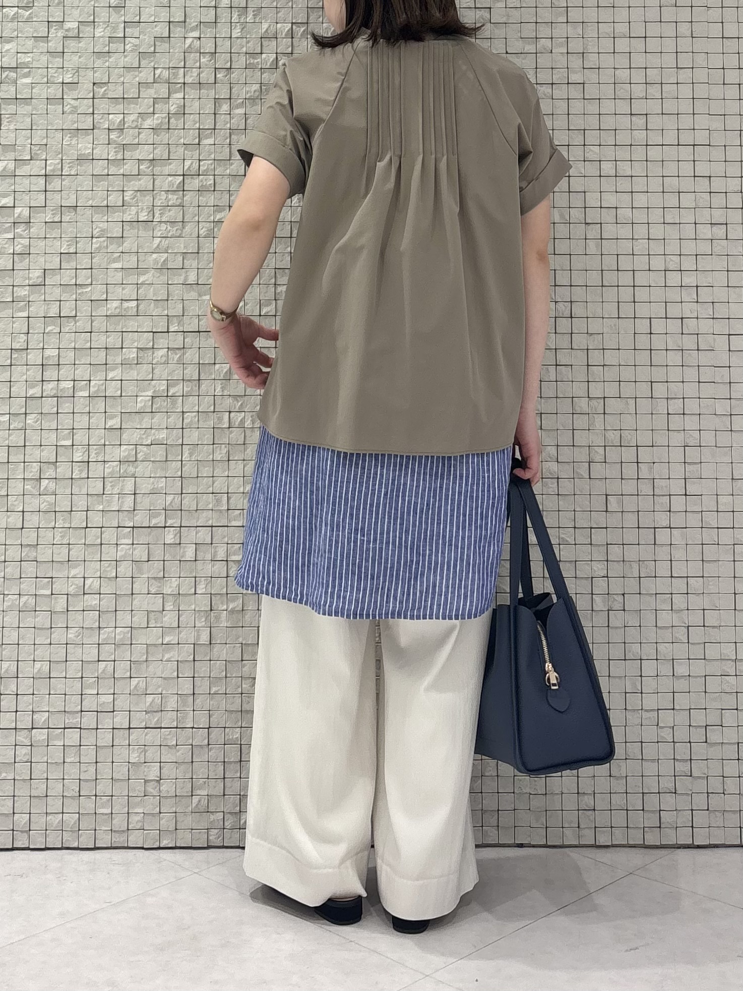 sakuさんの「INDIVI｜【撥水／UVケア／SETUP可能】軽量タックスキッパーブラウス」を使ったコーディネート