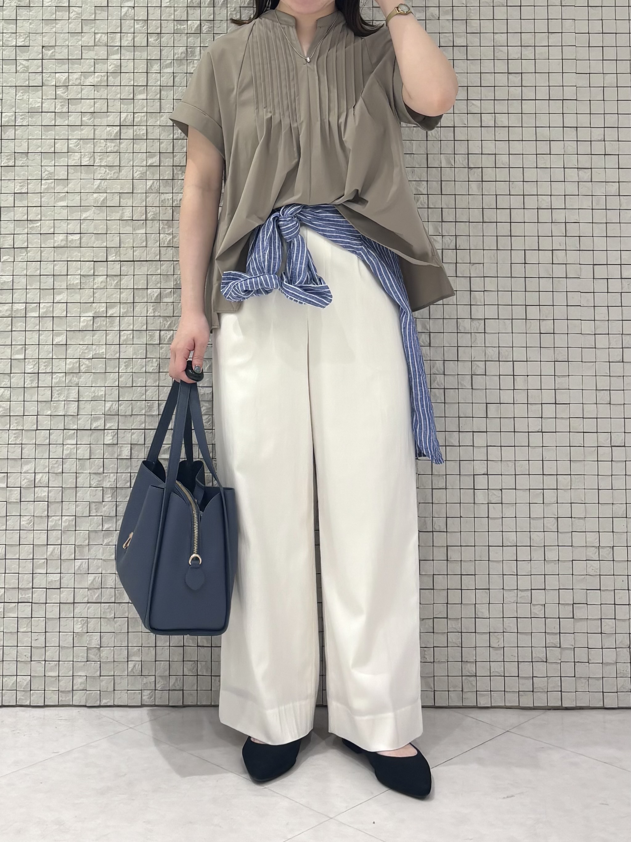 sakuさんの「INDIVI｜【撥水／UVケア／SETUP可能】軽量タックスキッパーブラウス」を使ったコーディネート