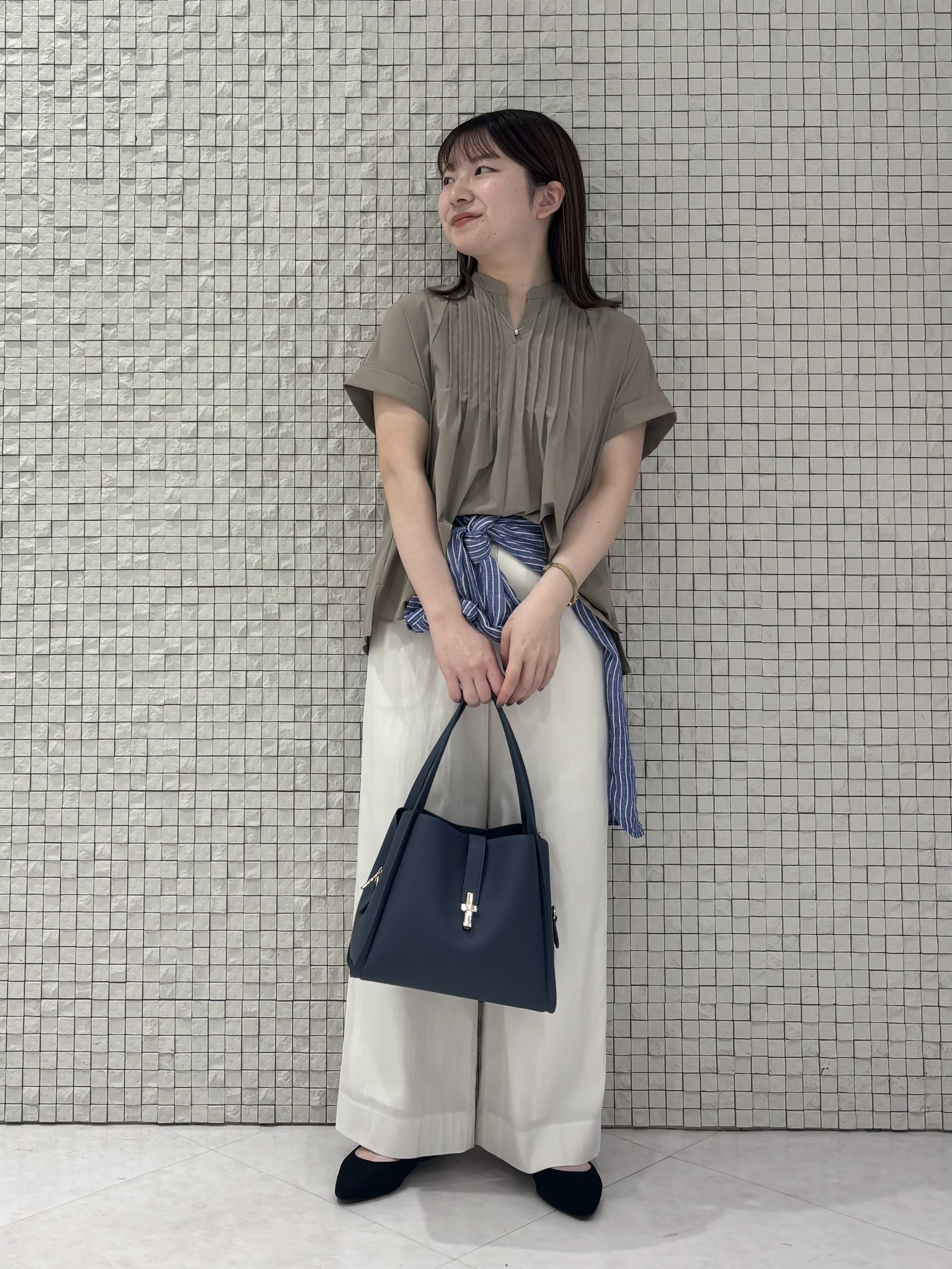 sakuさんの「INDIVI｜【撥水／UVケア／SETUP可能】軽量タックスキッパーブラウス」を使ったコーディネート