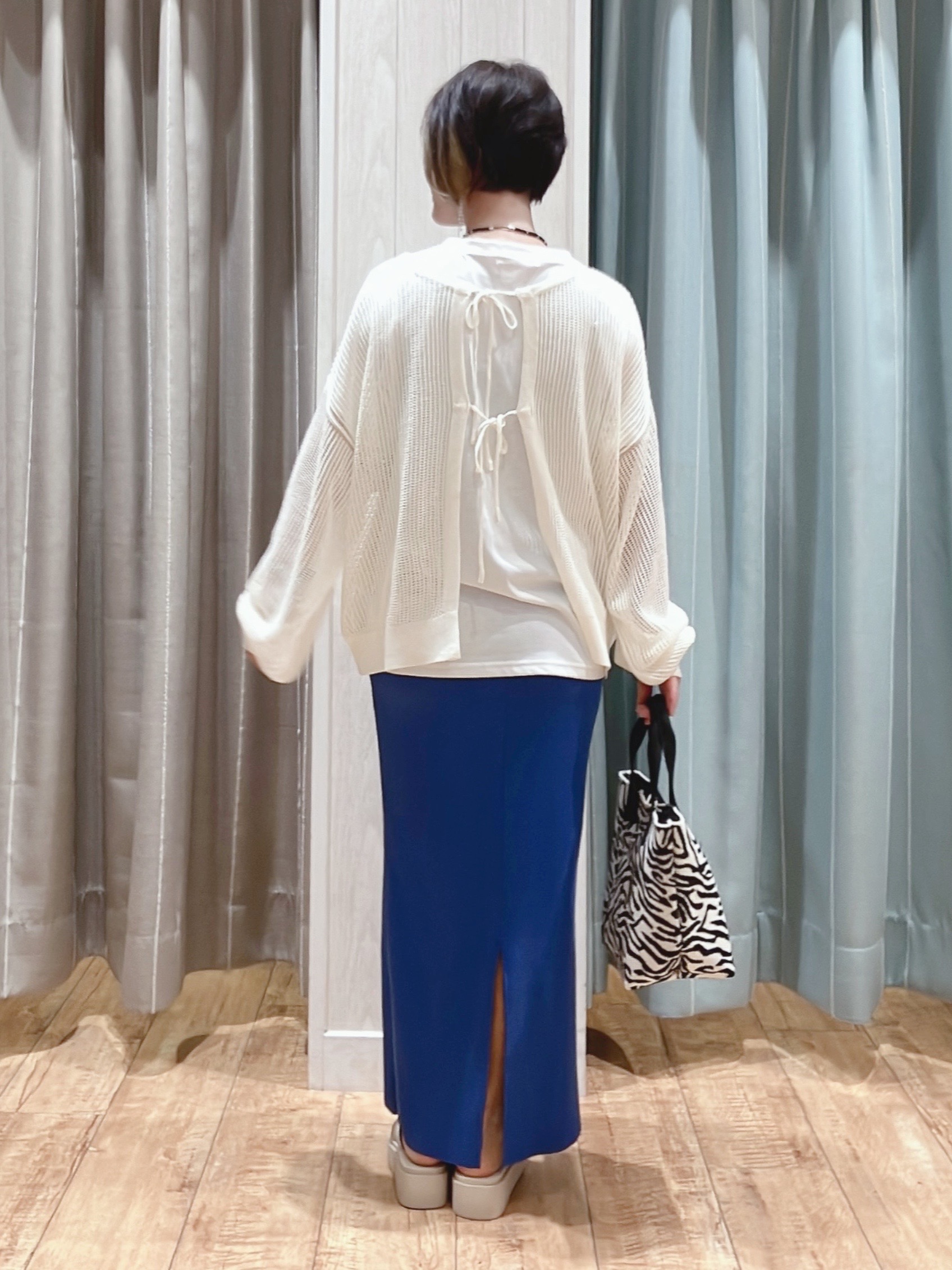 aaamiさんの「SHOO･LA･RUE｜【2点セット/洗濯機可/S-LL】時短でこなれ見え カーデにもなる2WAYメッシュニット+半袖ロゴT」を使ったコーディネート