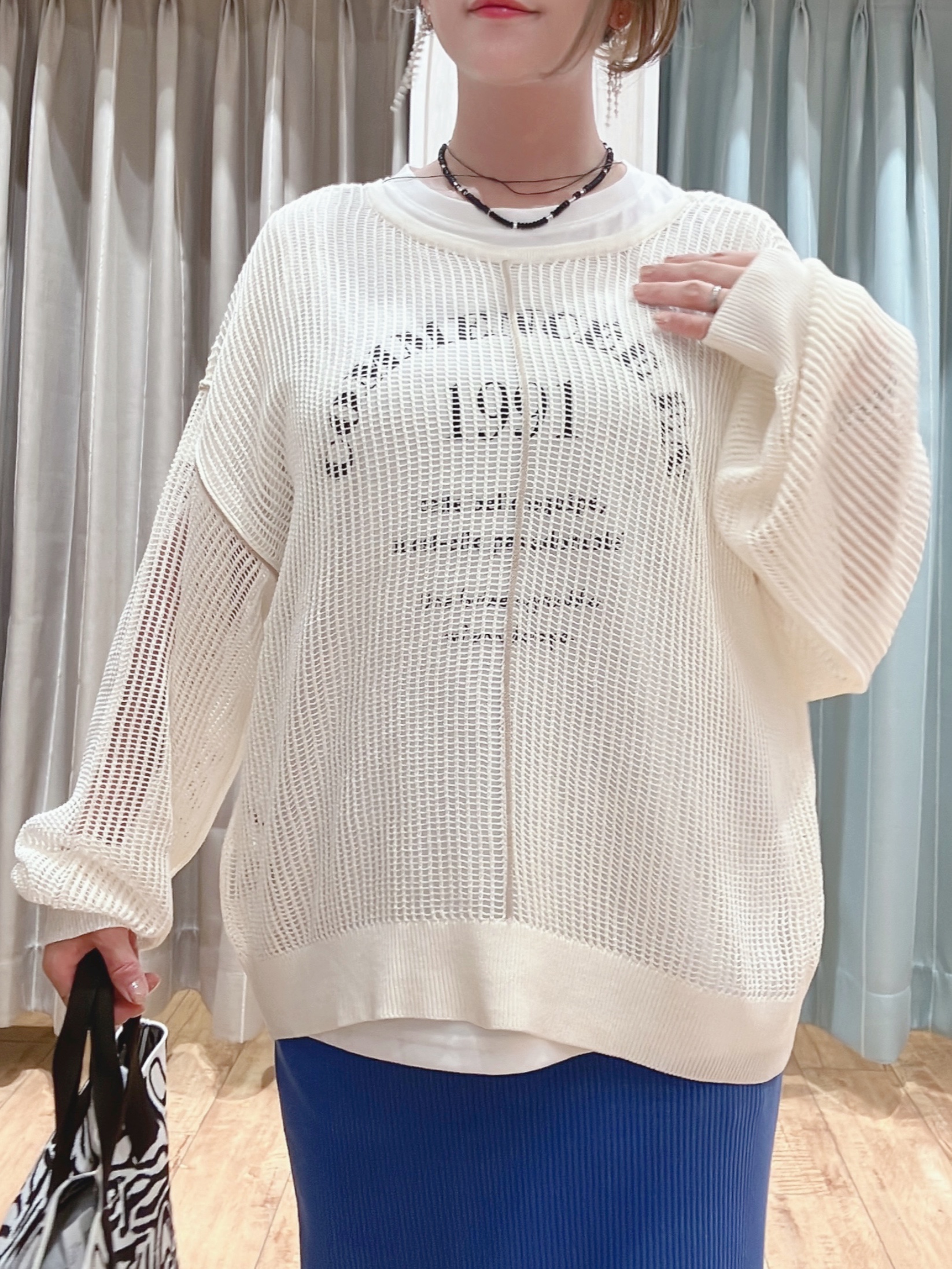aaamiさんの「SHOO･LA･RUE｜【2点セット/洗濯機可/S-LL】時短でこなれ見え カーデにもなる2WAYメッシュニット+半袖ロゴT」を使ったコーディネート