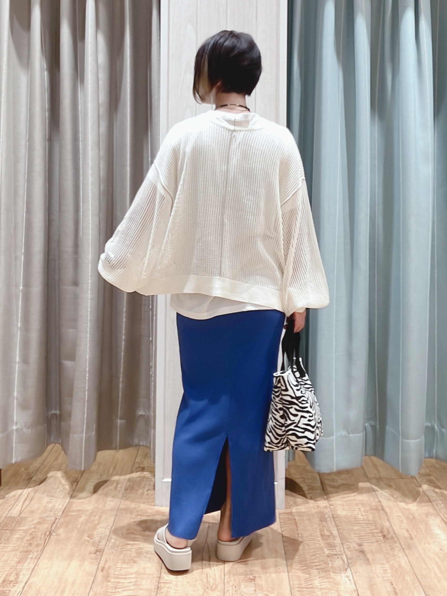 aaamiさんの「SHOO･LA･RUE｜【2点セット/洗濯機可/S-LL】時短でこなれ見え カーデにもなる2WAYメッシュニット+半袖ロゴT」を使ったコーディネート