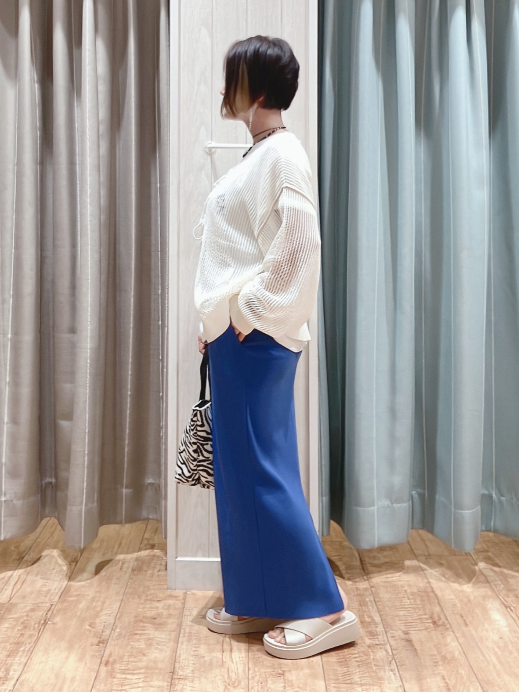 aaamiさんの「SHOO･LA･RUE｜【2点セット/洗濯機可/S-LL】時短でこなれ見え カーデにもなる2WAYメッシュニット+半袖ロゴT」を使ったコーディネート