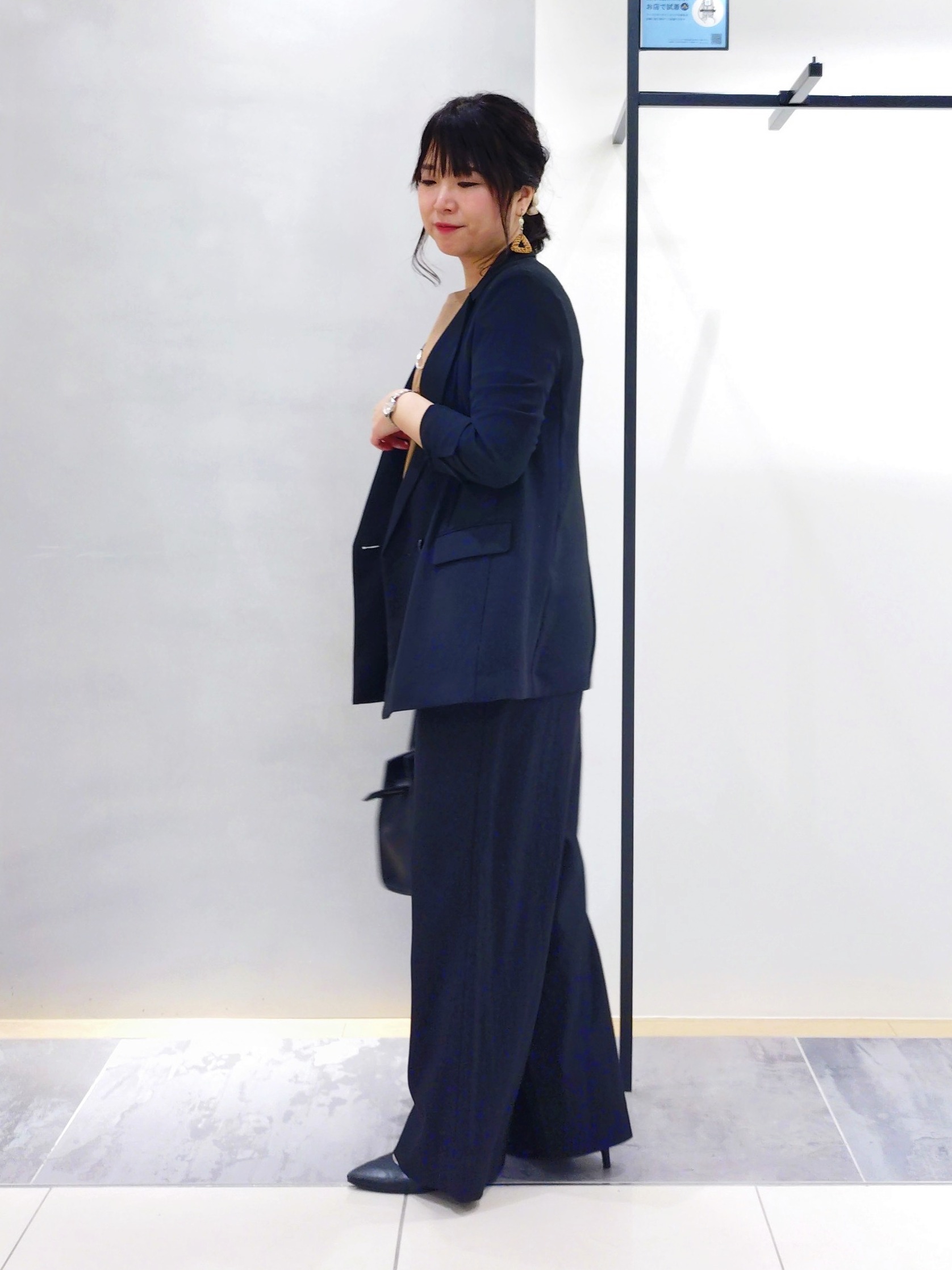 TOMOMIさんの「INDIVI｜【褒められパンツ／洗える／ウエストゴム】ワイドタックパンツ」を使ったコーディネート