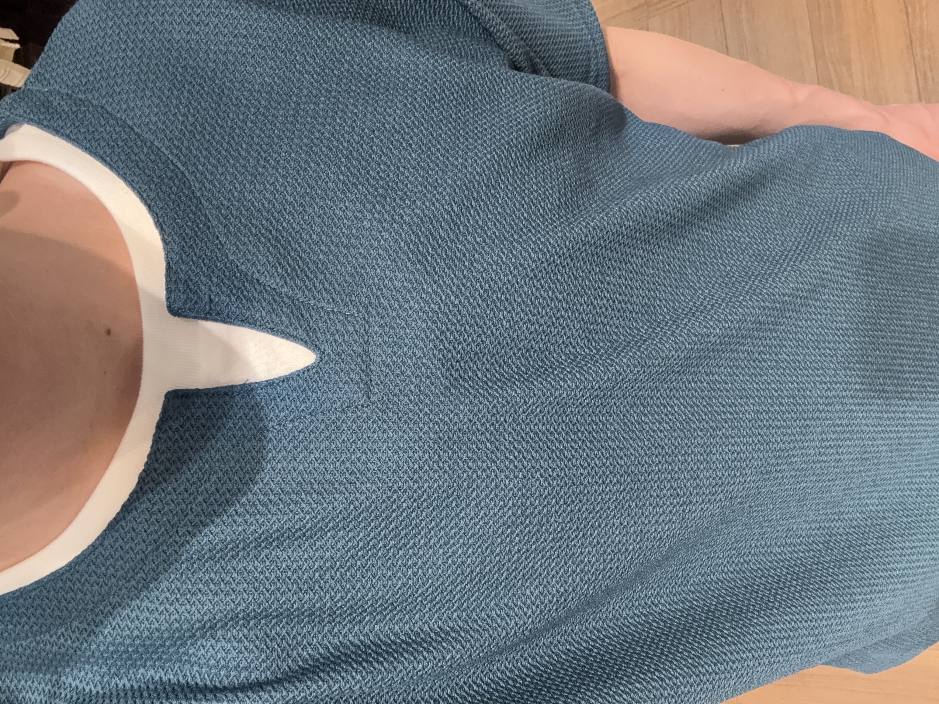 カシマさんの「THE SHOP TK｜【一枚でコーディネートが完成！】レイヤード風 キーネック 半袖Tシャツ 洗濯機OK」を使ったコーディネート