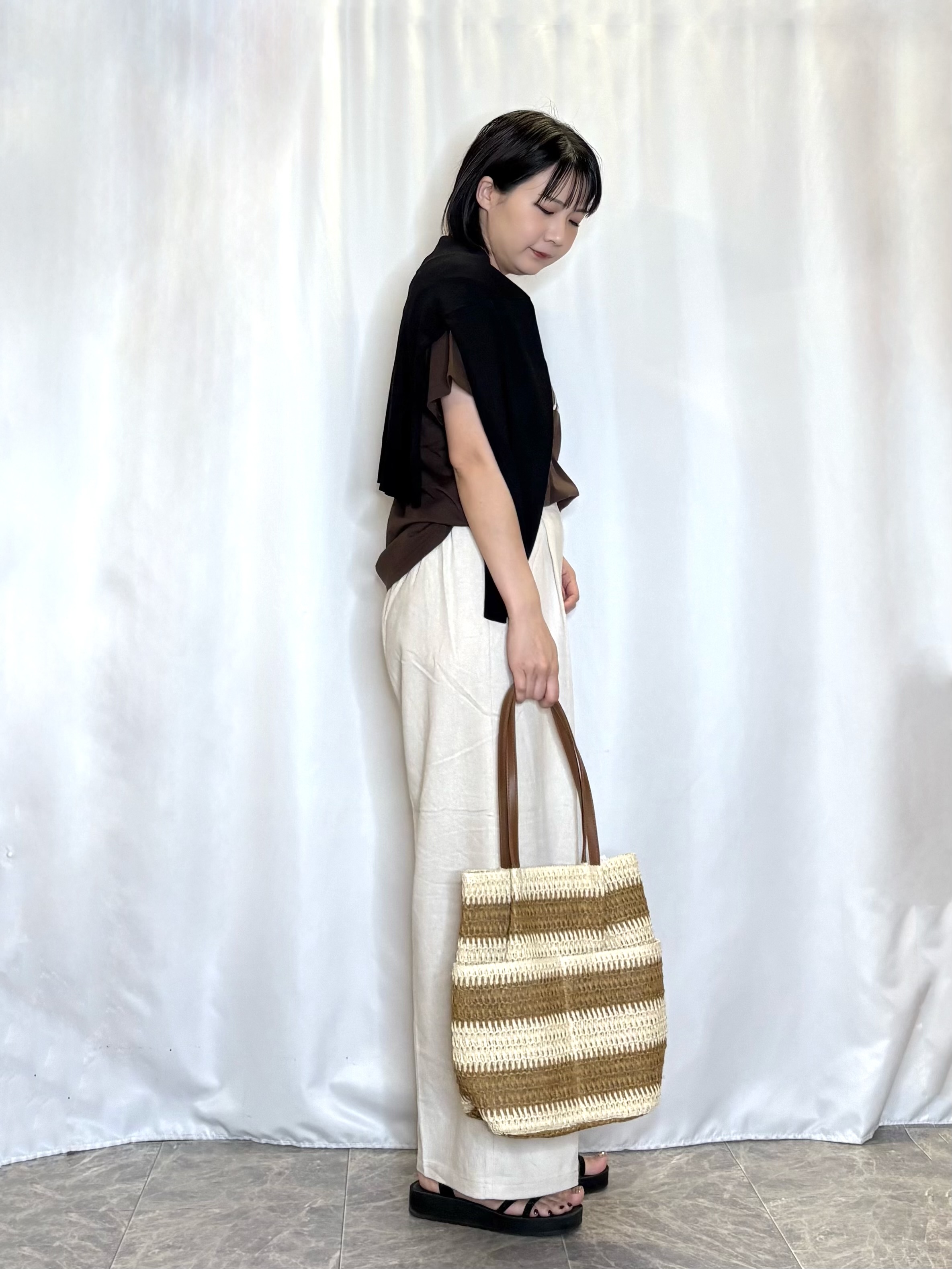 ネリさんの「SHOO･LA･RUE｜【洗濯機可/ひんやり/UV】さらっとしたタッチが心地よい ショート丈 Vネックカーディガン」を使ったコーディネート