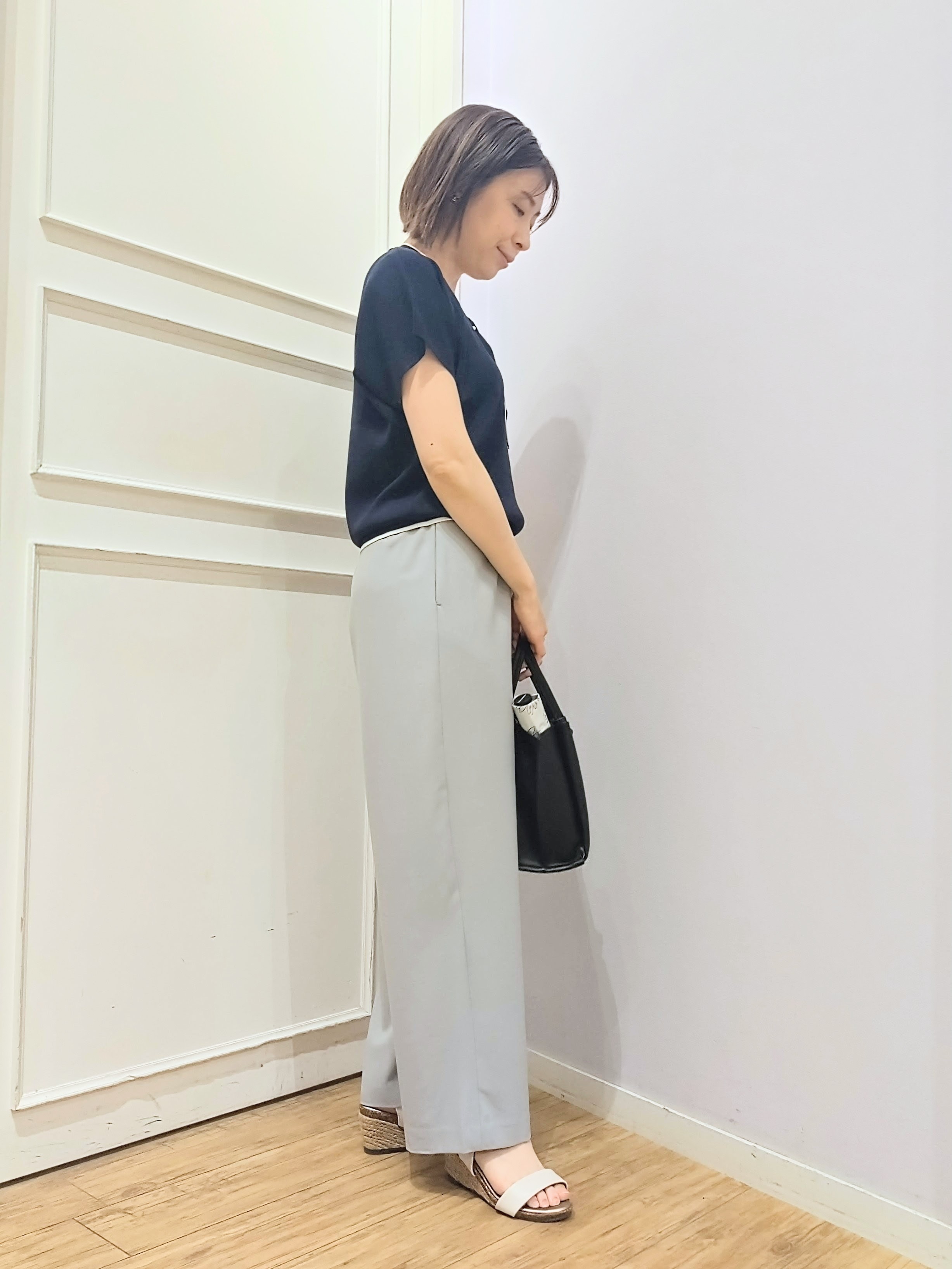miomioさんの「SHOO･LA･RUE｜【毎日洗える/ひんやり/UV/S-LL】 毛玉になりにくい配色ボウタイ半袖ニット」を使ったコーディネート