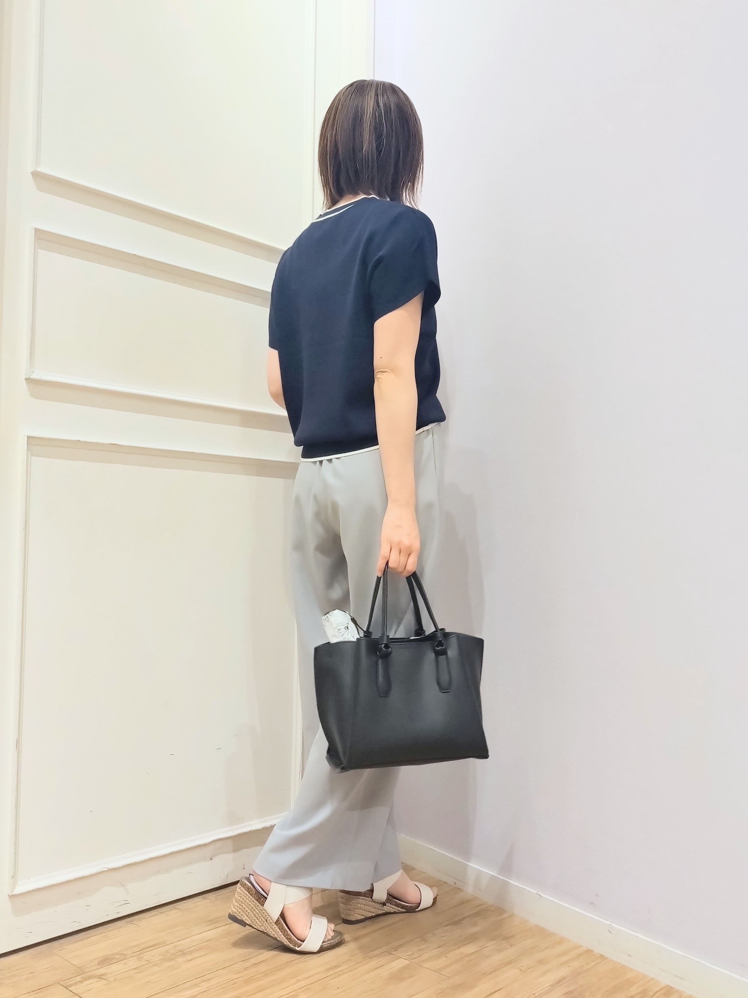 miomioさんの「SHOO･LA･RUE｜【毎日洗える/ひんやり/UV/S-LL】 毛玉になりにくい配色ボウタイ半袖ニット」を使ったコーディネート