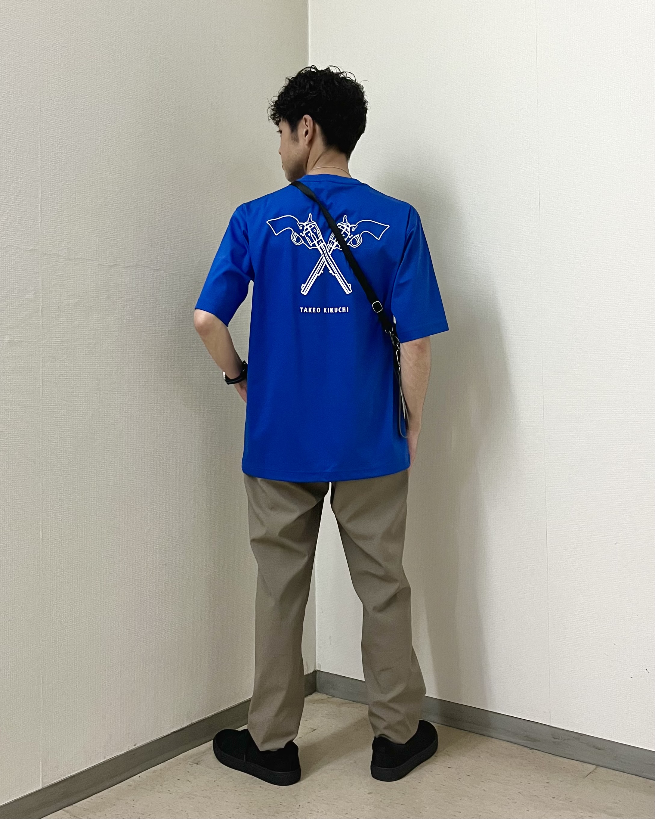 URAさんの「TAKEO KIKUCHI｜【BOWLER HAT LABEL】アイスクリアコットン バッククロスピストル 半袖Tシャツ」を使ったコーディネート