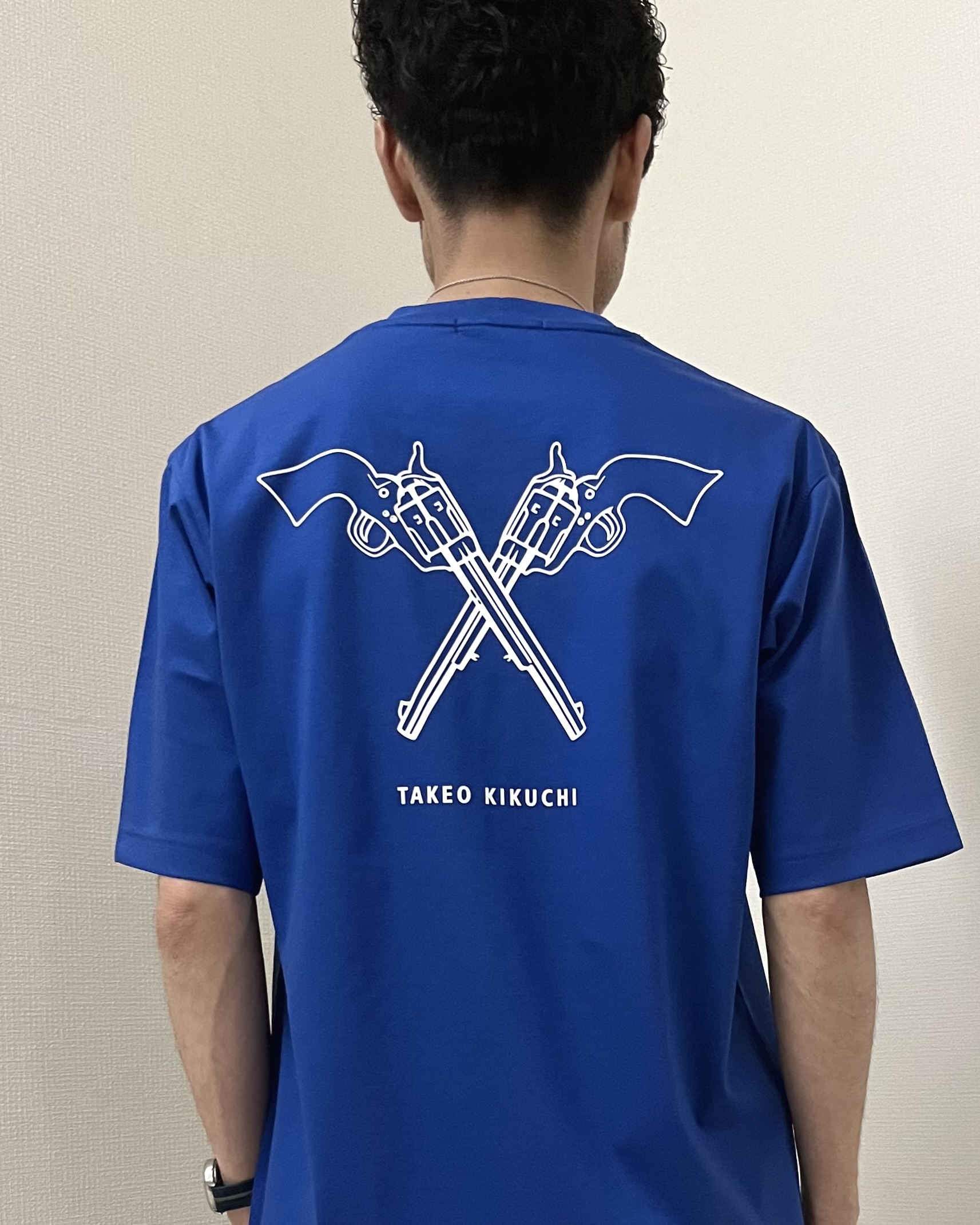 URAさんの「TAKEO KIKUCHI｜【BOWLER HAT LABEL】アイスクリアコットン バッククロスピストル 半袖Tシャツ」を使ったコーディネート