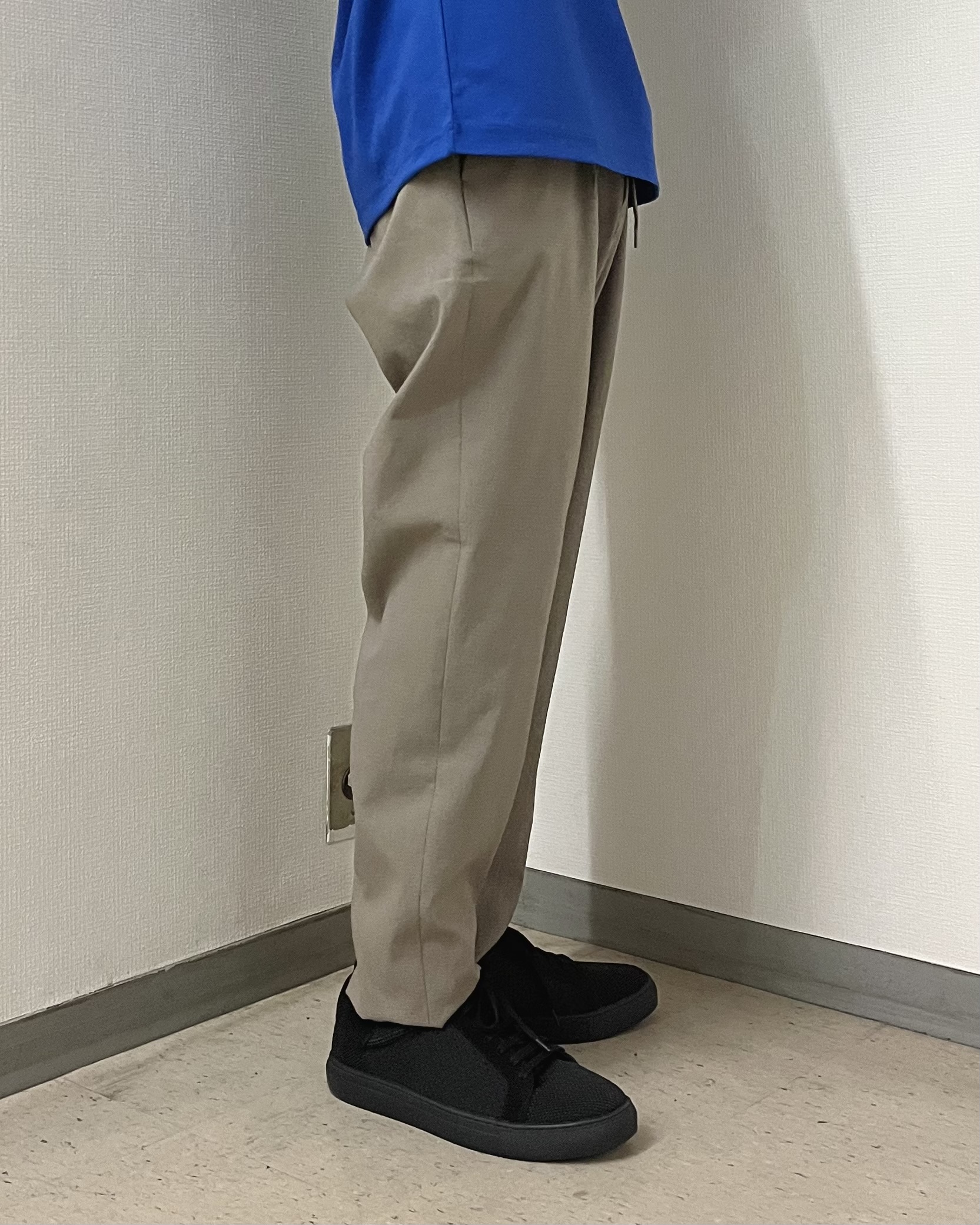 URAさんの「TAKEO KIKUCHI｜【BOWLER HAT LABEL】アイスクリアコットン バッククロスピストル 半袖Tシャツ」を使ったコーディネート