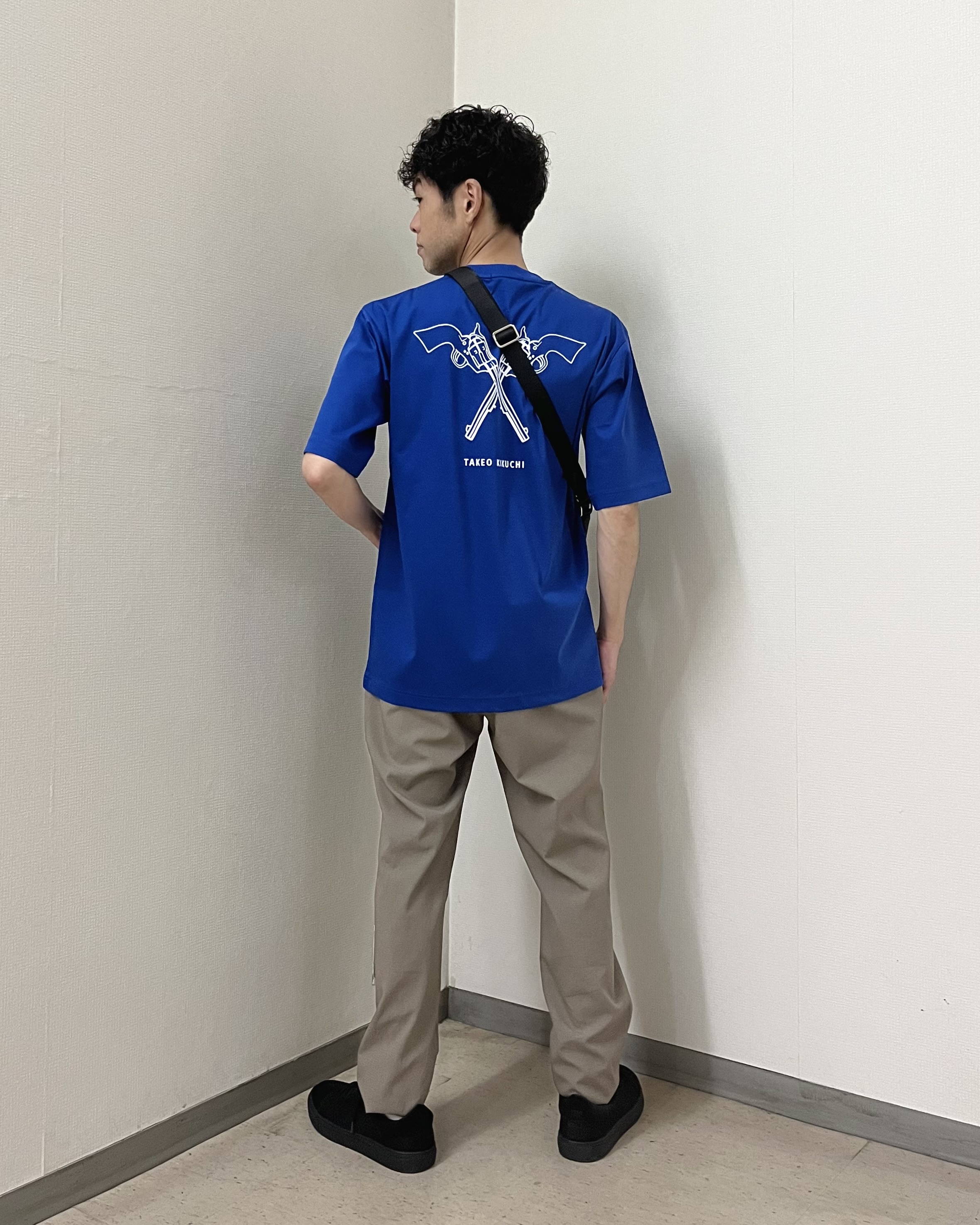 URAさんの「TAKEO KIKUCHI｜【BOWLER HAT LABEL】アイスクリアコットン バッククロスピストル 半袖Tシャツ」を使ったコーディネート
