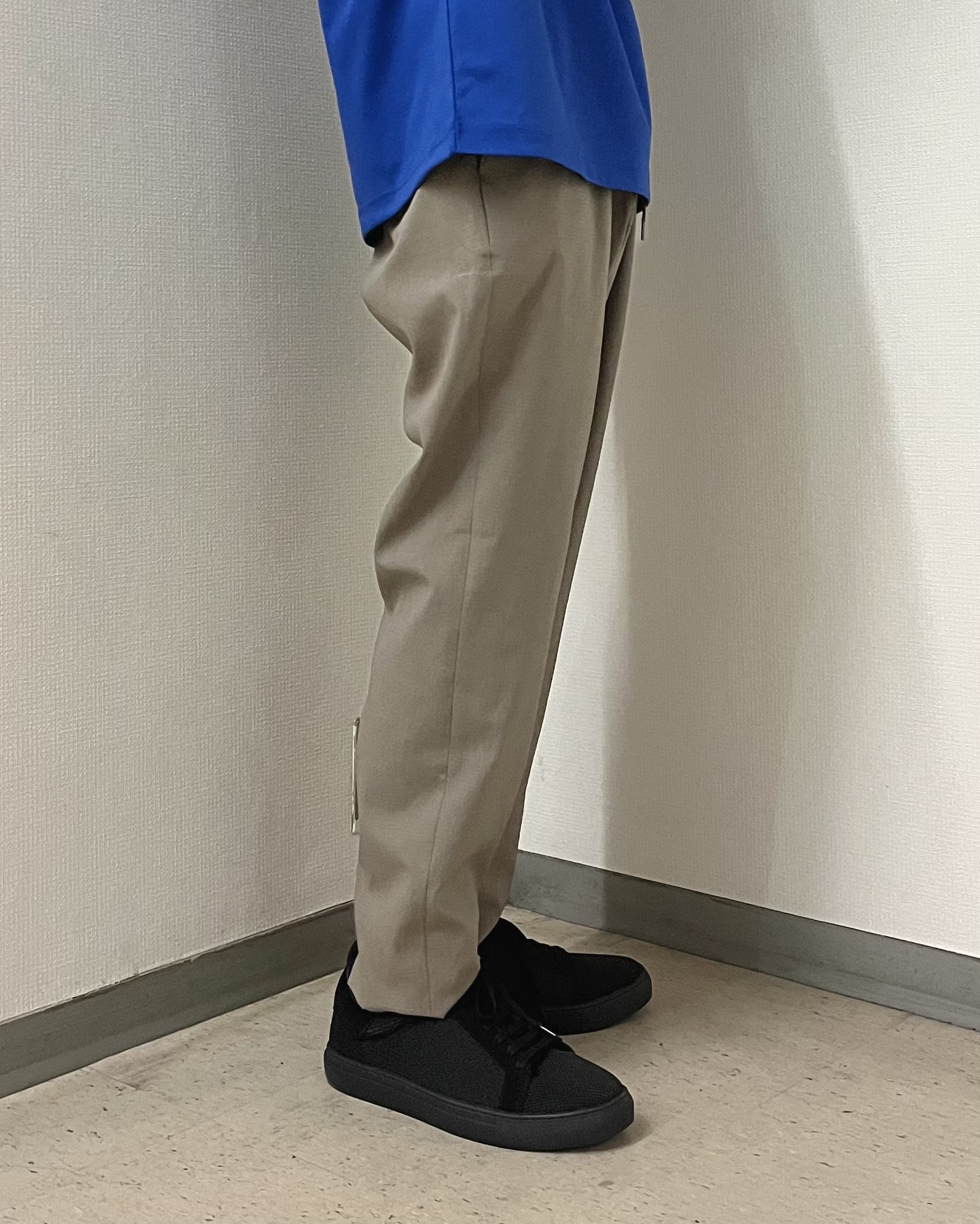 URAさんの「TAKEO KIKUCHI｜【BOWLER HAT LABEL】アイスクリアコットン バッククロスピストル 半袖Tシャツ」を使ったコーディネート