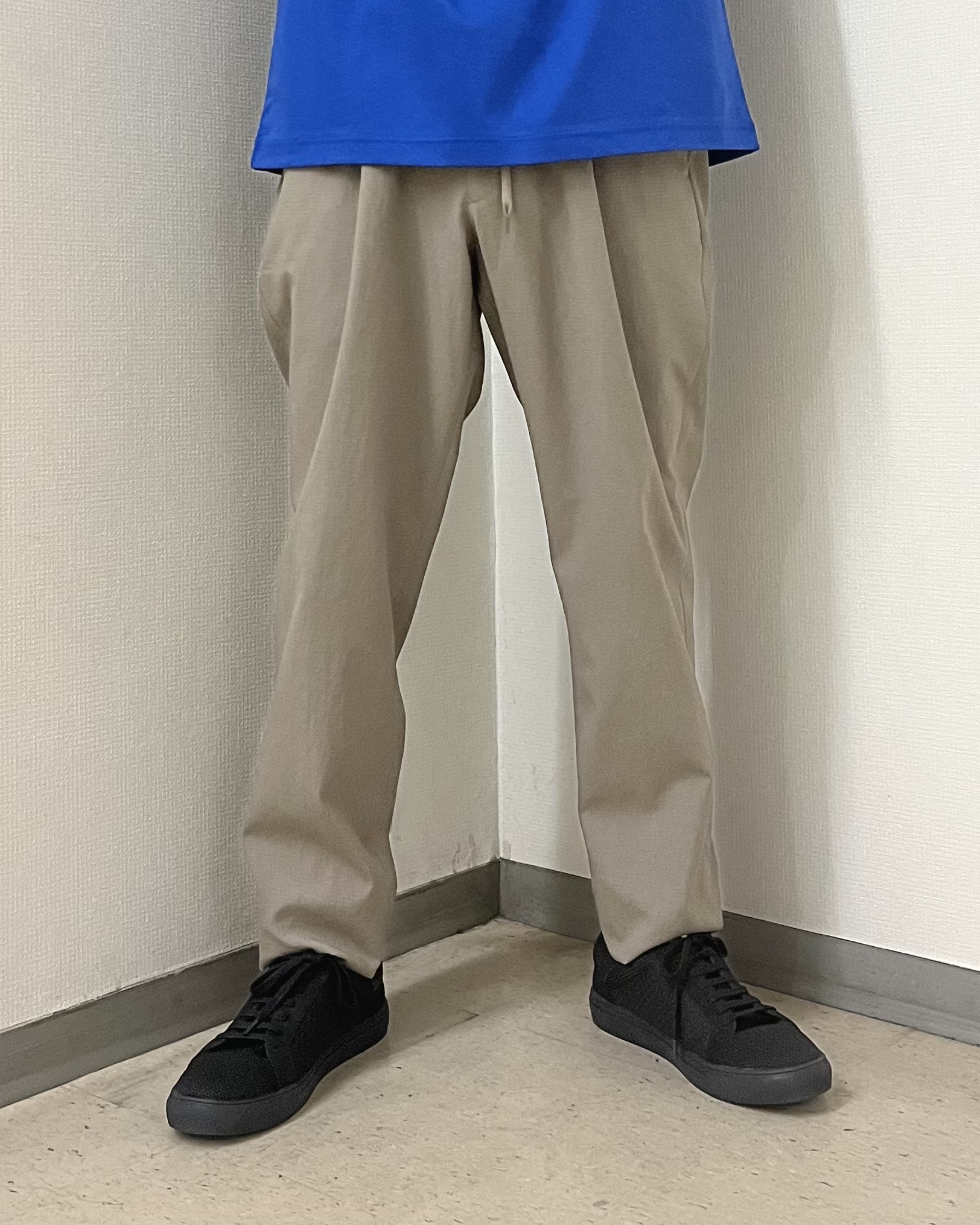 URAさんの「TAKEO KIKUCHI｜【BOWLER HAT LABEL】アイスクリアコットン バッククロスピストル 半袖Tシャツ」を使ったコーディネート