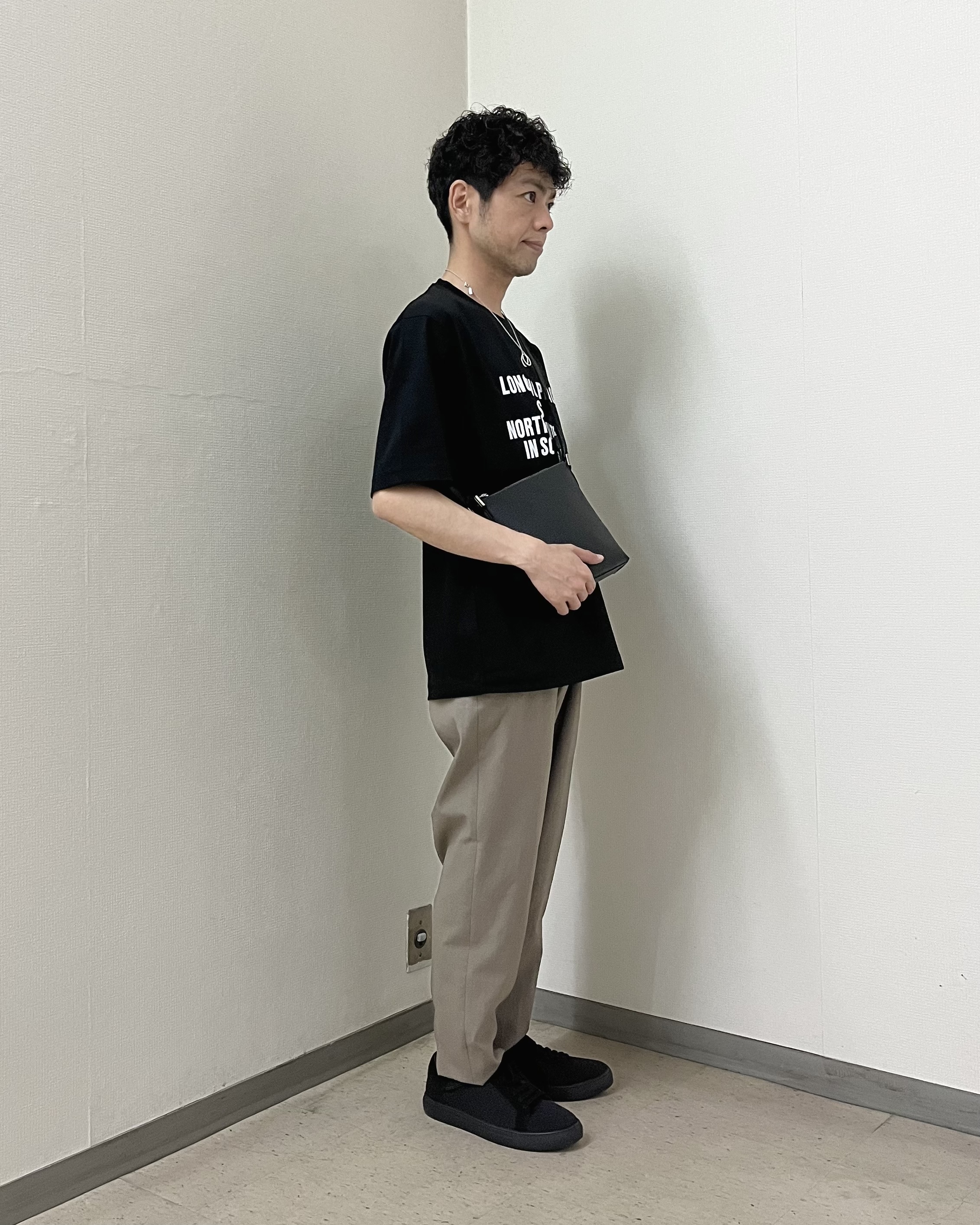 URAさんの「TAKEO KIKUCHI｜【BOWLER HAT LABEL】アイスクリアコットン バッククロスピストル 半袖Tシャツ」を使ったコーディネート