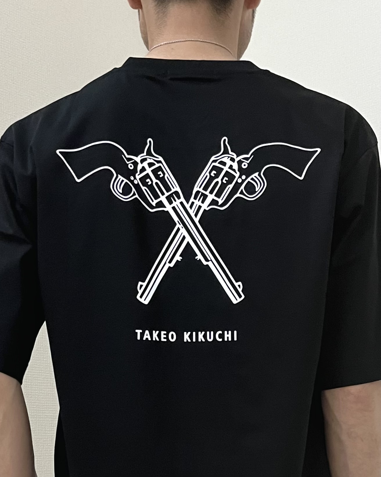 URAさんの「TAKEO KIKUCHI｜【BOWLER HAT LABEL】アイスクリアコットン バッククロスピストル 半袖Tシャツ」を使ったコーディネート