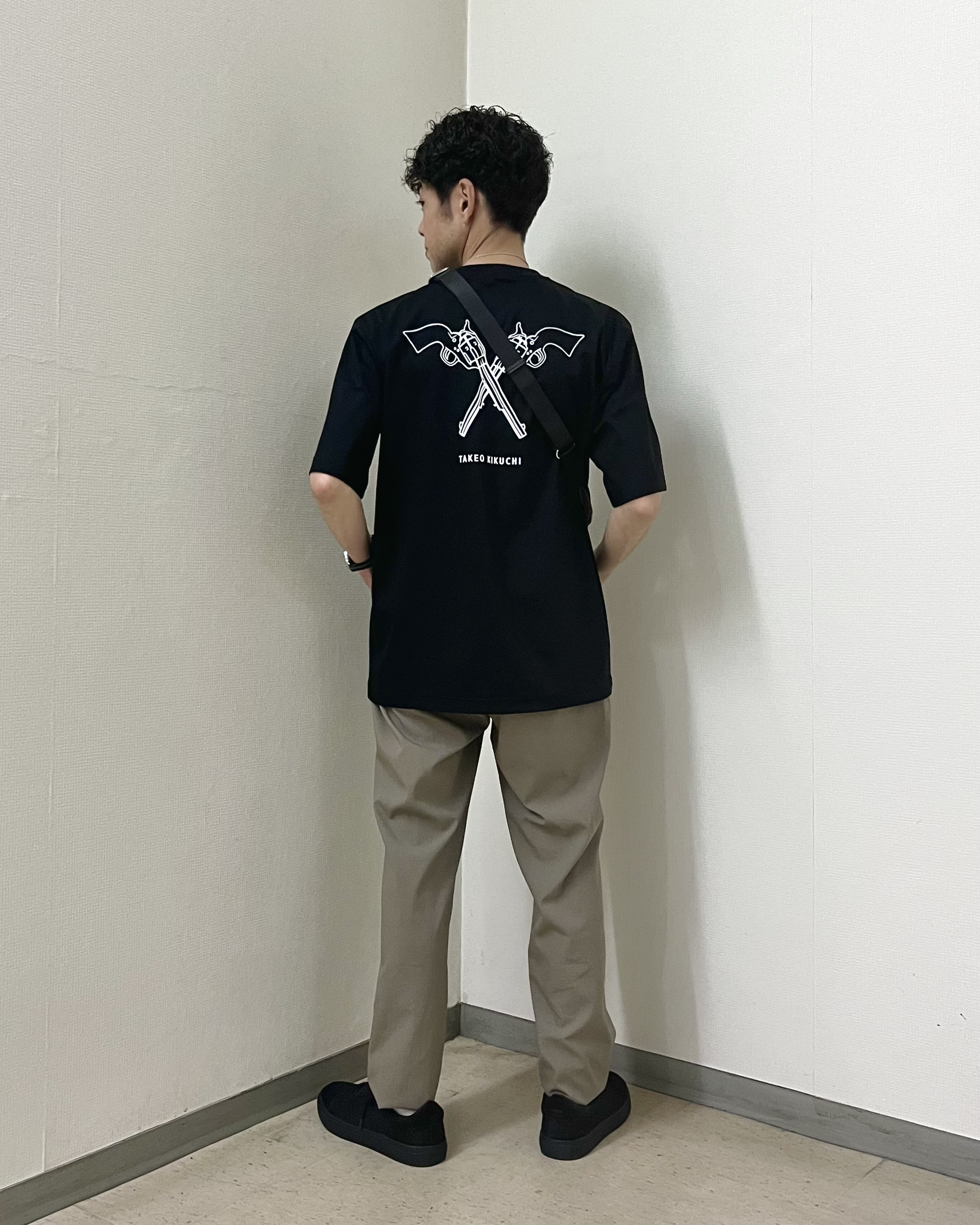 URAさんの「TAKEO KIKUCHI｜【BOWLER HAT LABEL】アイスクリアコットン バッククロスピストル 半袖Tシャツ」を使ったコーディネート