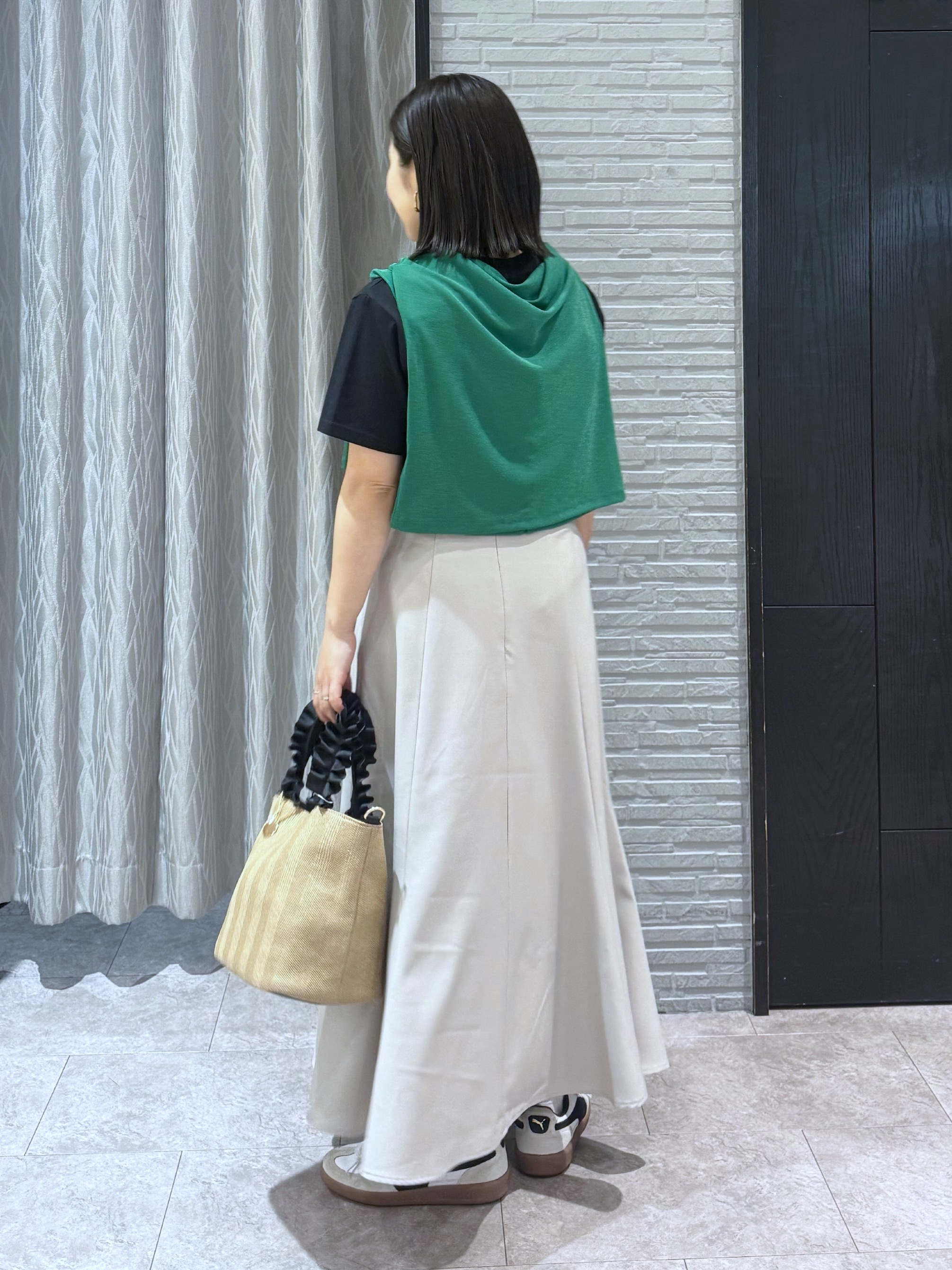 chさんの「THE SHOP TK｜シアーフライスVカーデ」を使ったコーディネート