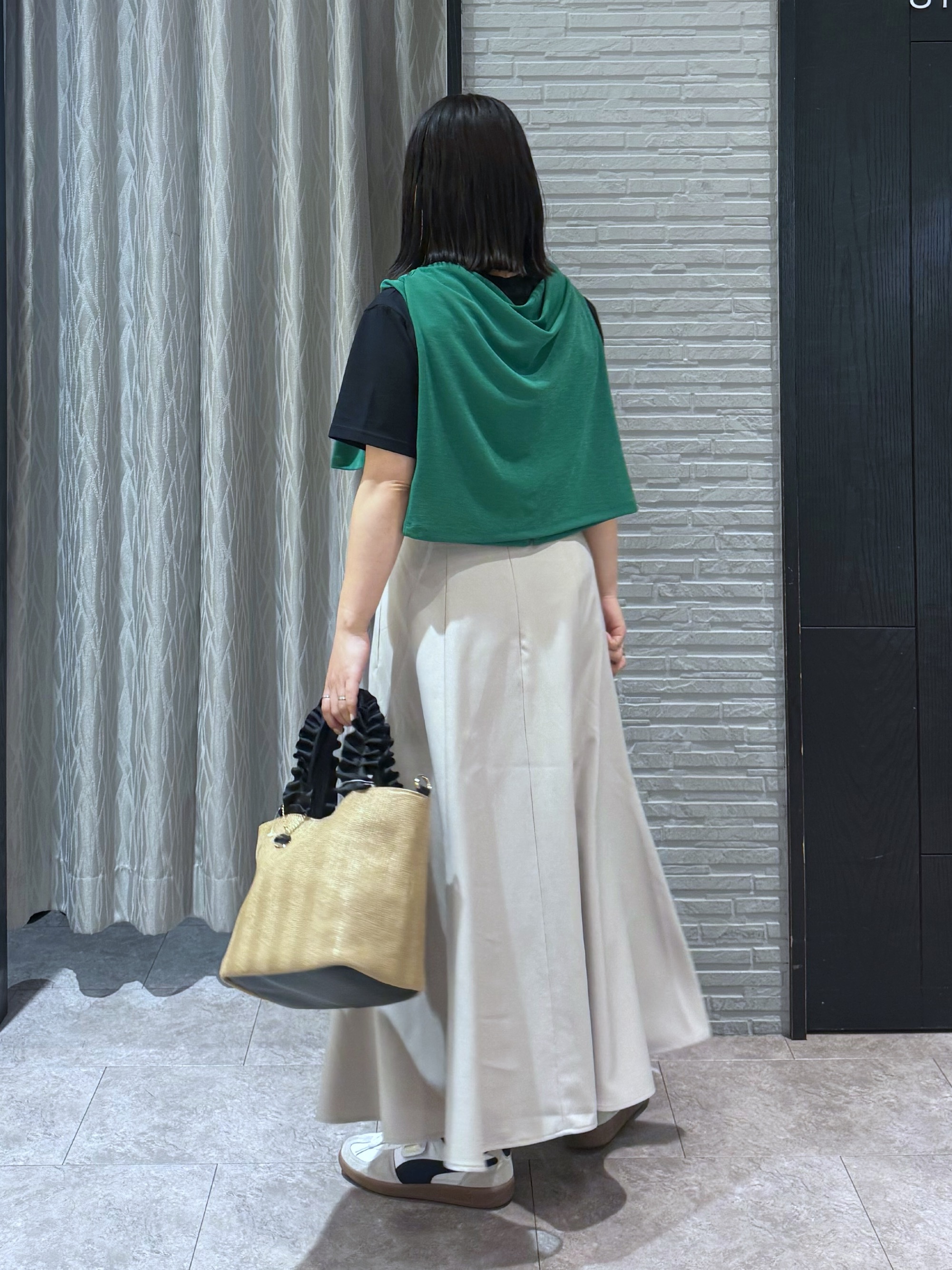 chさんの「THE SHOP TK｜シアーフライスVカーデ」を使ったコーディネート