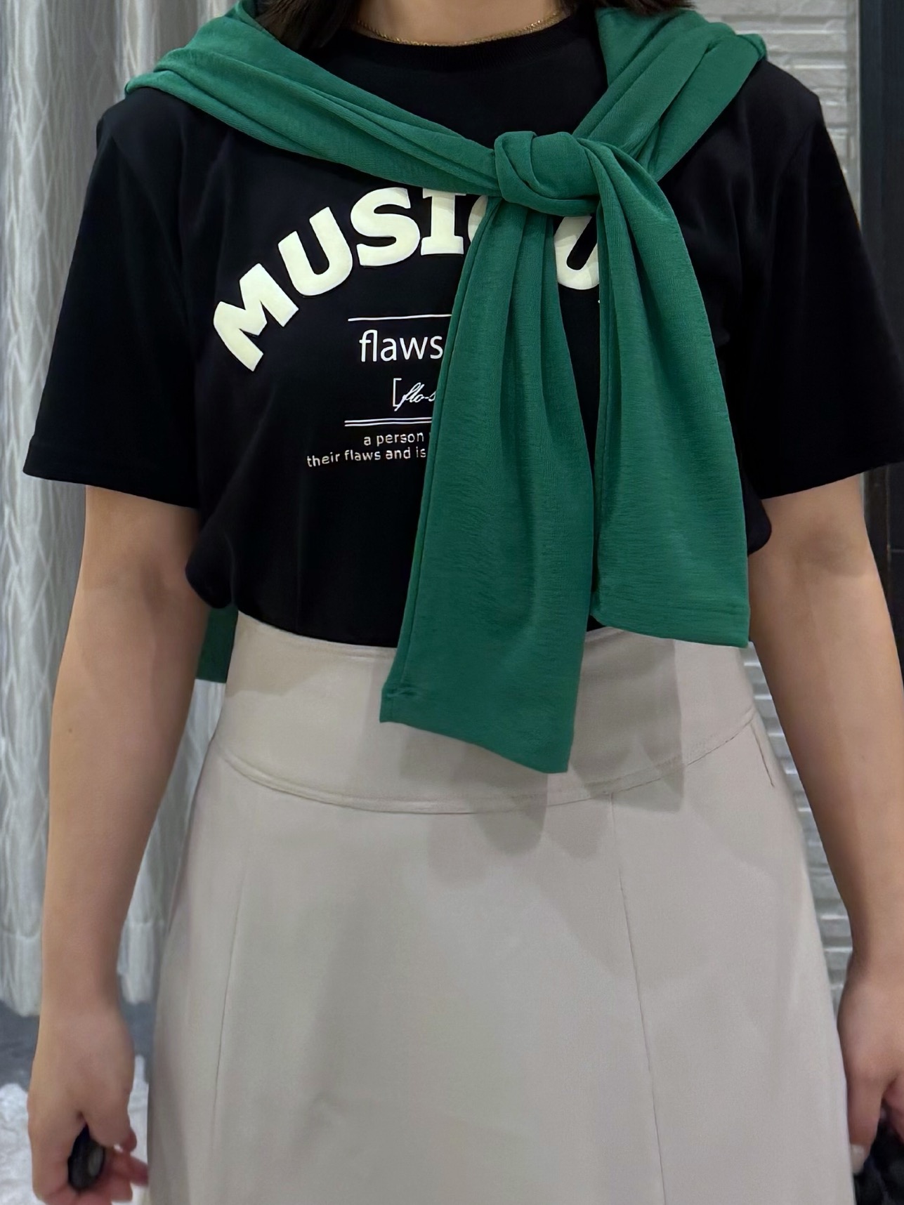chさんの「THE SHOP TK｜シアーフライスVカーデ」を使ったコーディネート