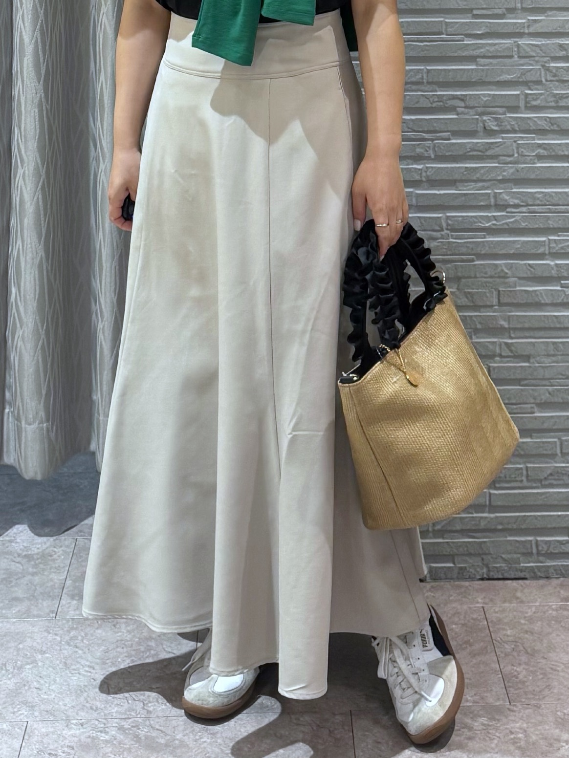 chさんの「THE SHOP TK｜シアーフライスVカーデ」を使ったコーディネート