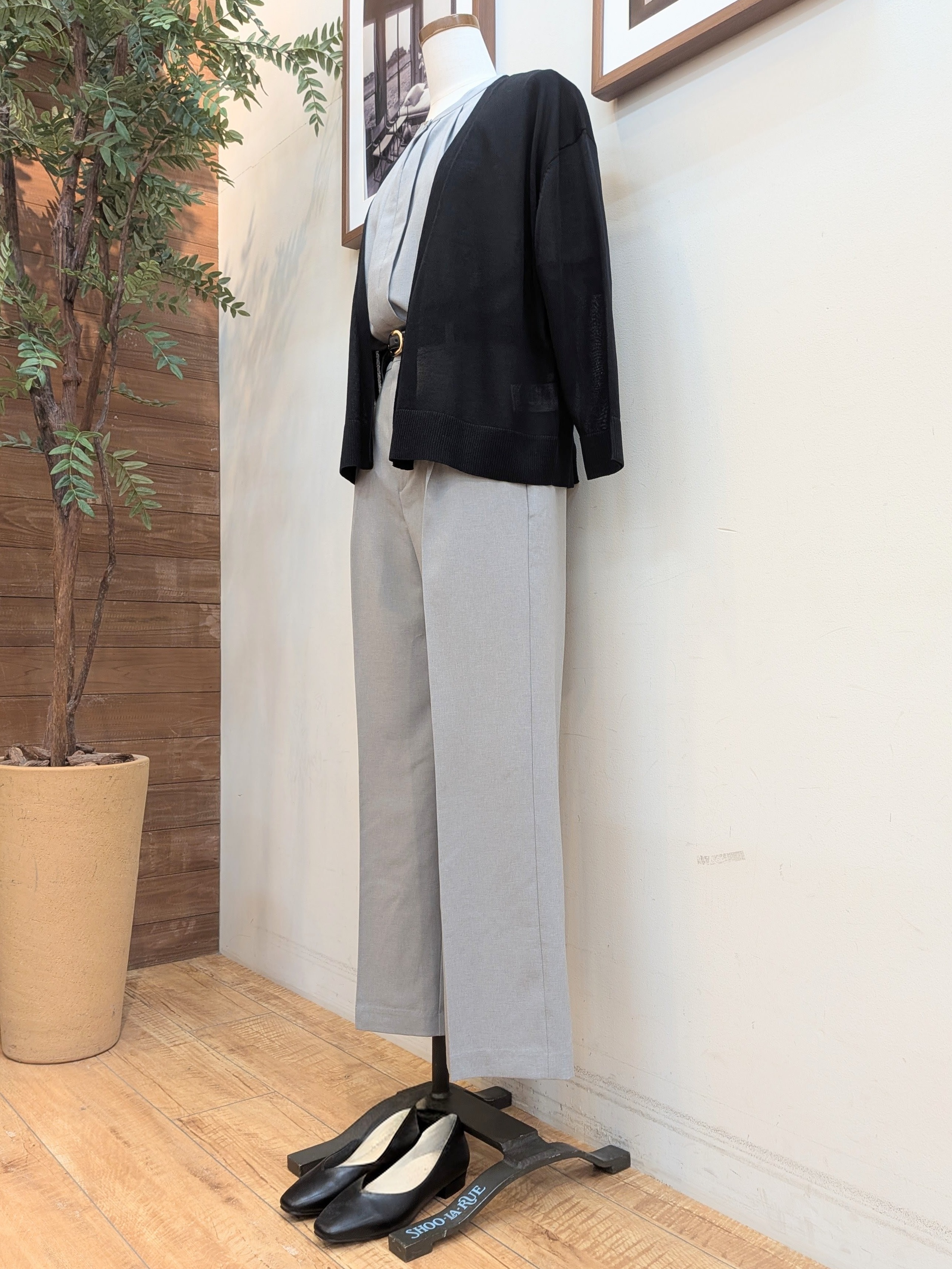うっちーさんの「SHOO･LA･RUE｜【ひんやり/洗濯機可/S-LL】オンにもオフにも マルチに使えるボタンレスカーディガン」を使ったコーディネート