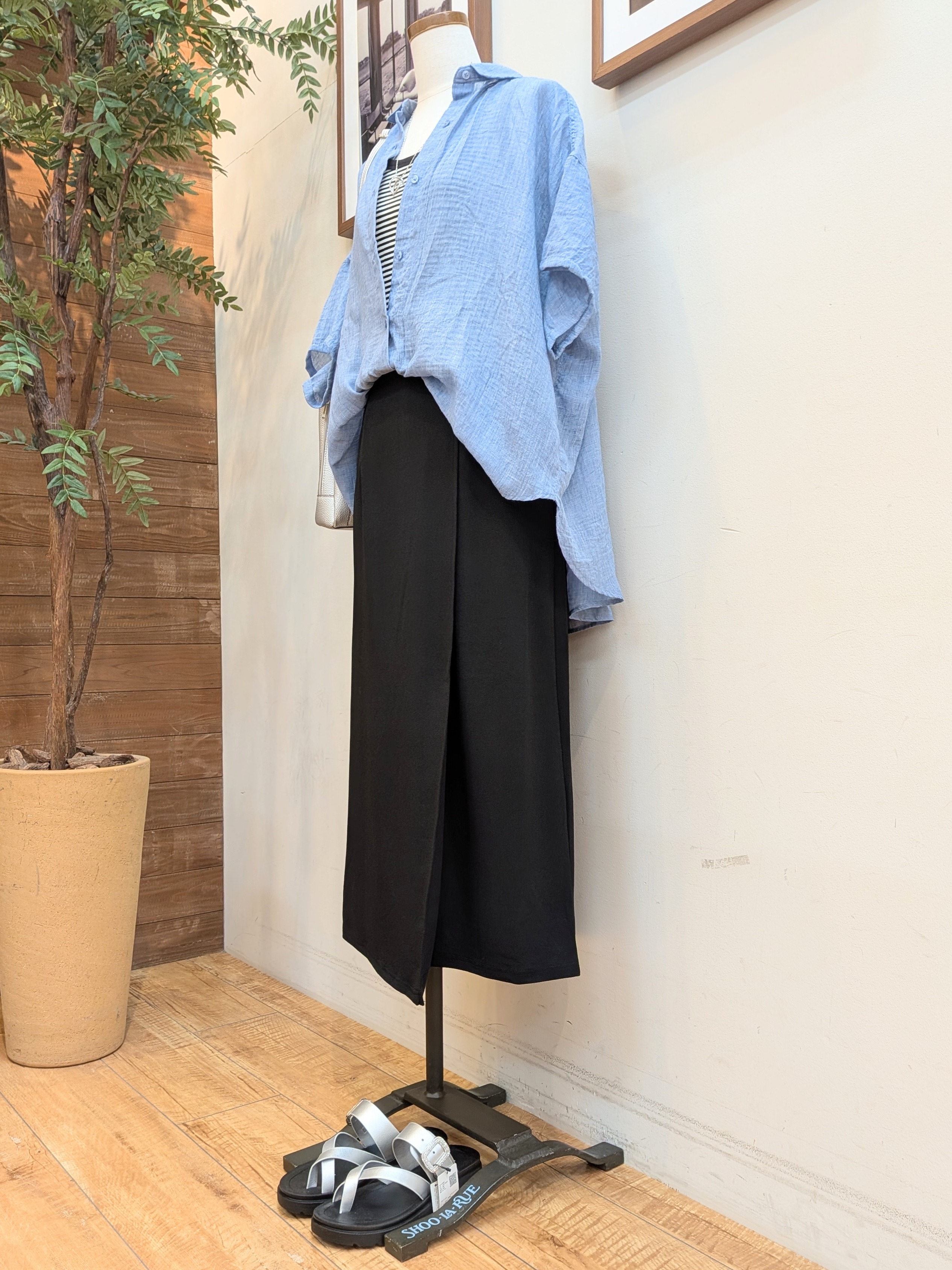うっちーさんの「SHOO･LA･RUE｜ヒップがすっぽり隠れる やわらか5分袖シアーシャツ」を使ったコーディネート