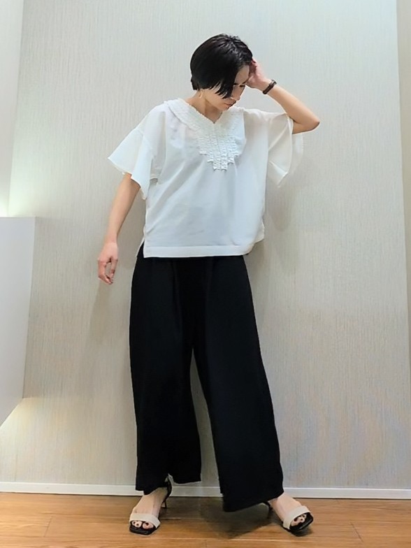 ミズタさんの「UNTITLED｜【接触冷感/通気性/洗える】Vネックフリルブラウス」を使ったコーディネート