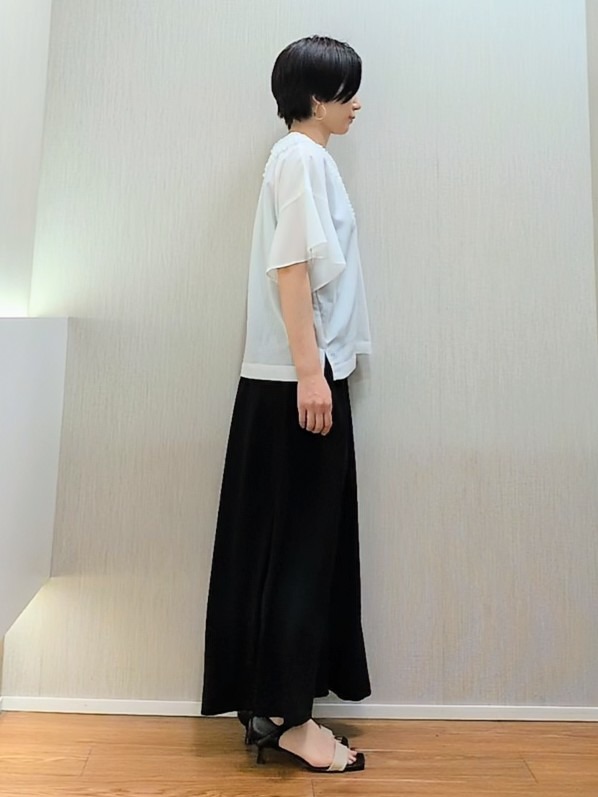 ミズタさんの「UNTITLED｜【接触冷感/通気性/洗える】Vネックフリルブラウス」を使ったコーディネート