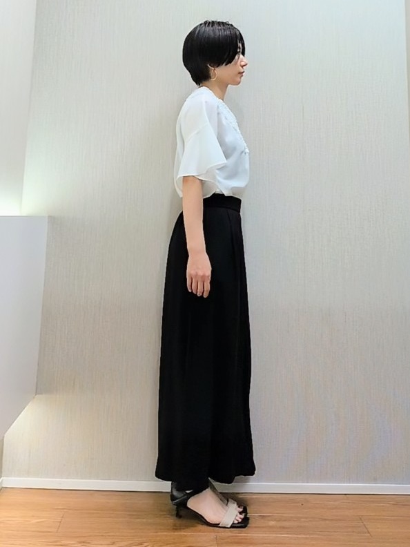 ミズタさんの「UNTITLED｜【接触冷感/通気性/洗える】Vネックフリルブラウス」を使ったコーディネート